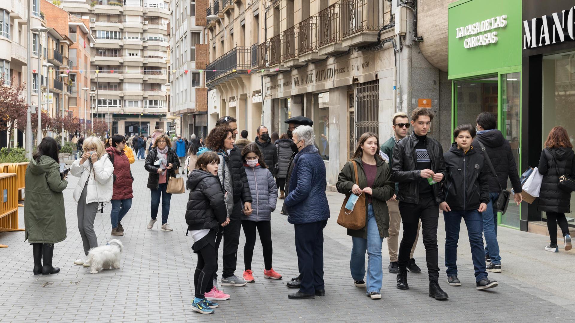 Varias personas pasean por una calle de Tudela