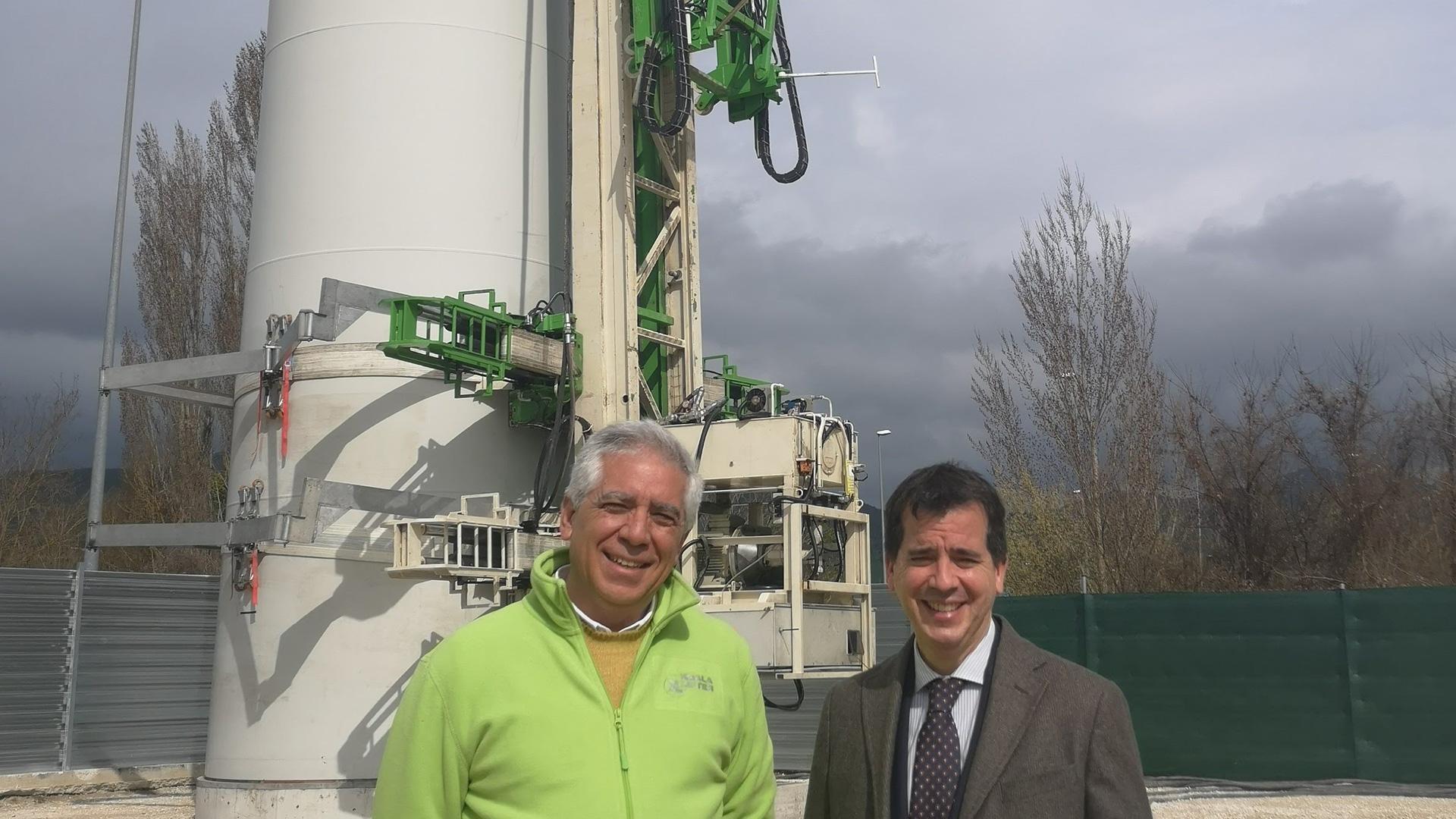El CEO de Koalalifter, Emmanuel García de la Peña y el consejero Irujo, en las instalaciones de la empresa donde han construido el banco de ensayos a escala real