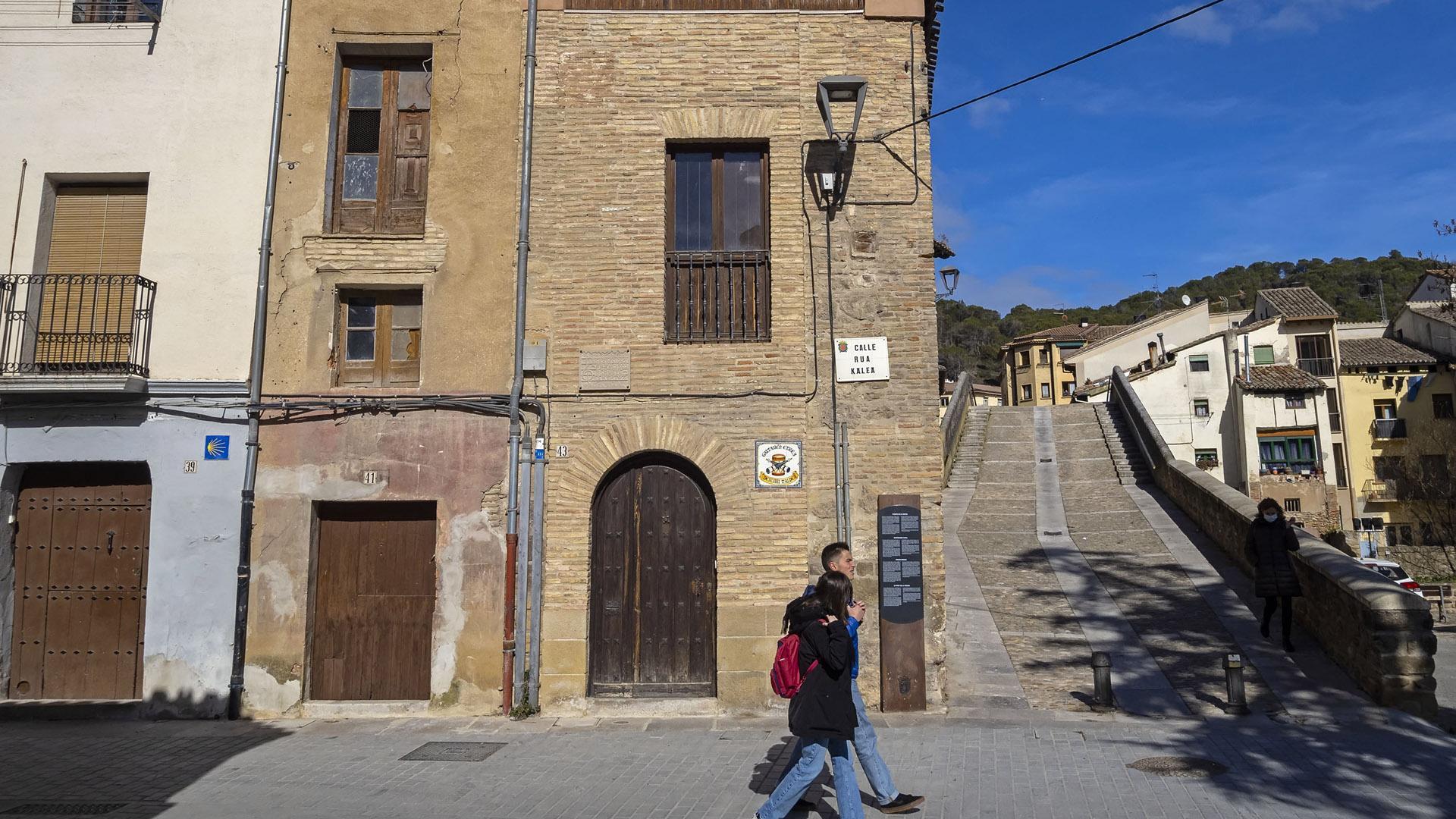 Final de la calle La Rúa, junto al puente de La Cárcel y encaminándose hacia Curtidores