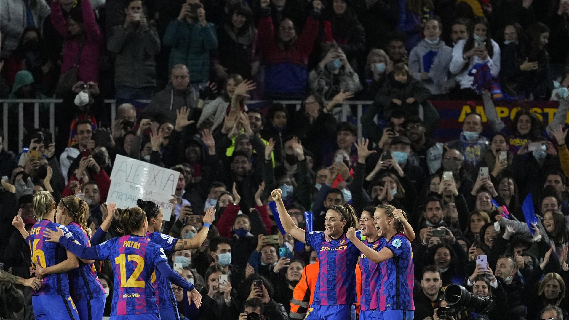 Las jugadoras blaugranas celebran un gol con la grada del Camp Nou abarrotada