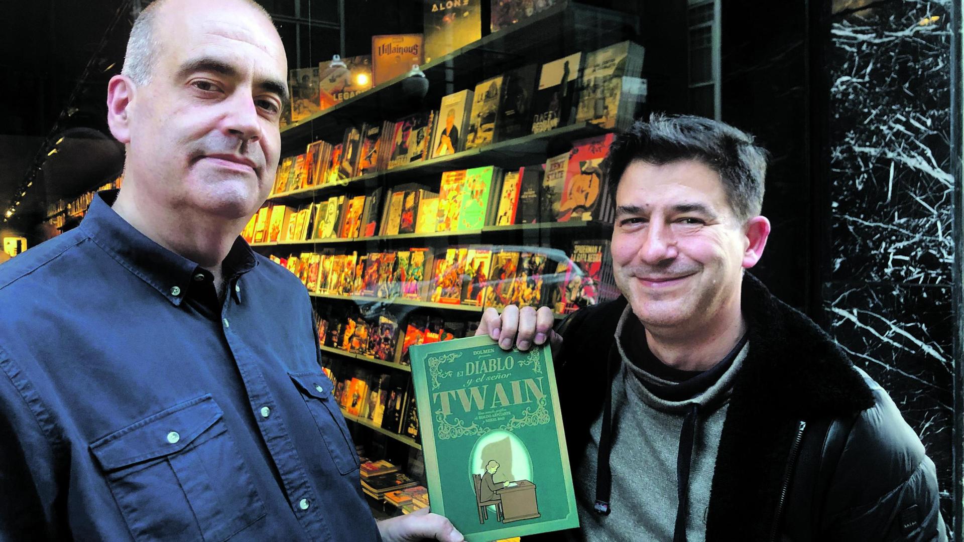 Koldo Azpitarte (izq.) y Mikel Bao, mostrando la portada