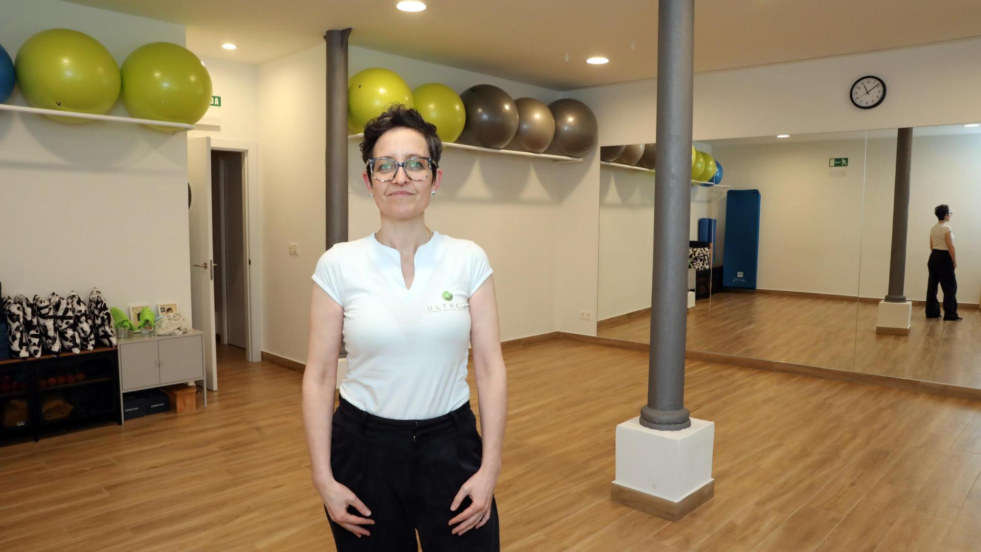 Mila Rández Borrajo, en la sala de actividades de su establecimiento Ultreia de la calle del Carmen, número 3