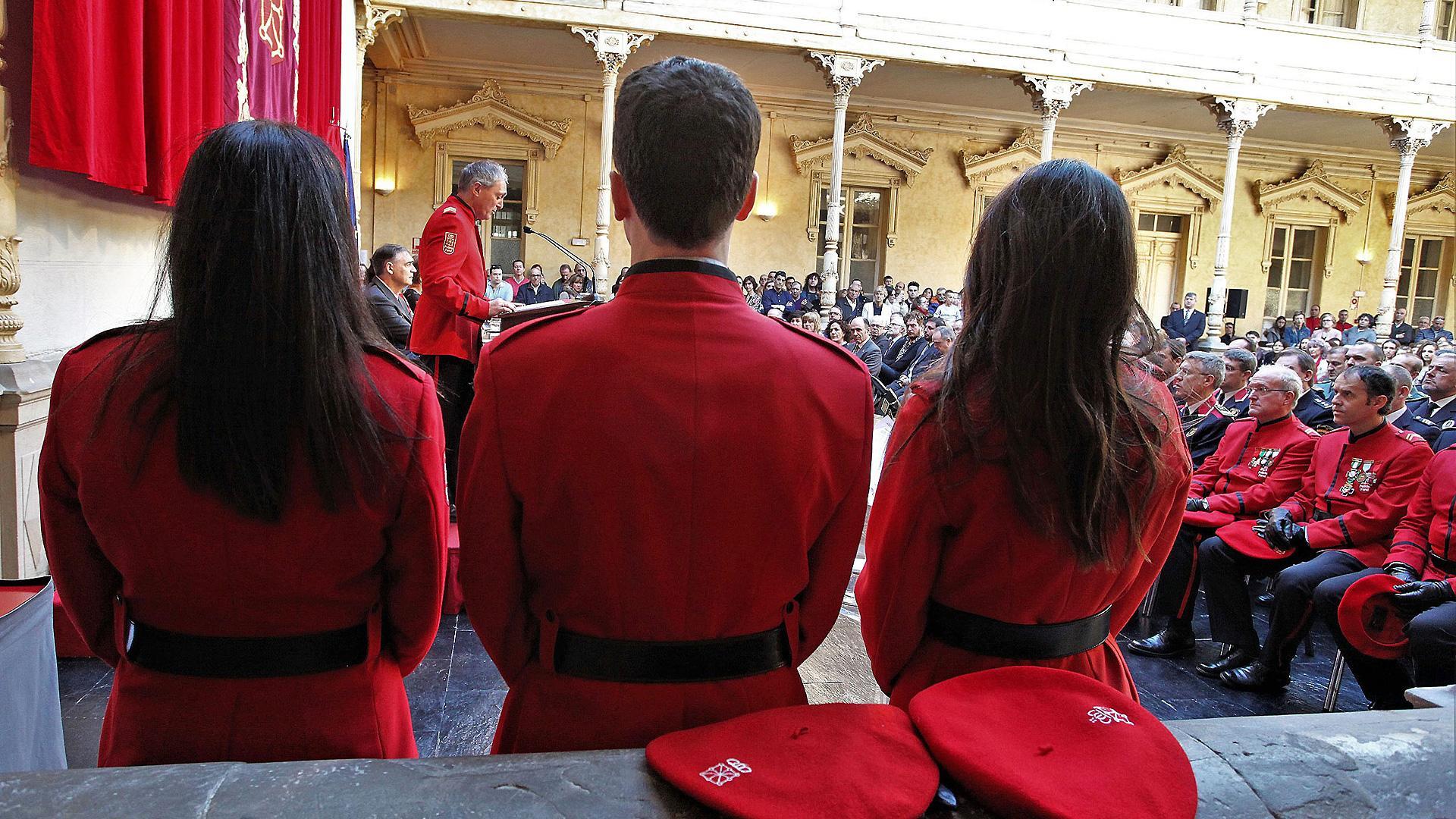 Tres agentes, durante el acto con motivo del Día de la Policía Foral en febrero de 2019
