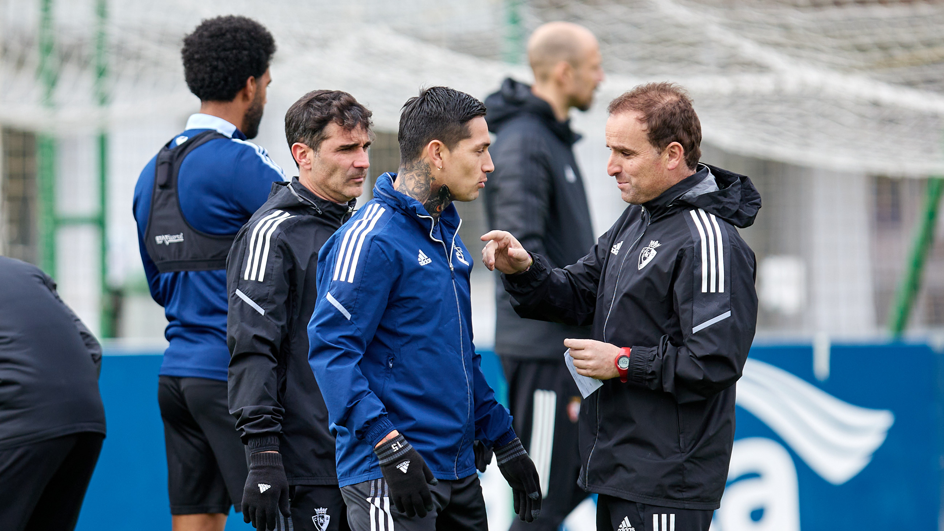 Jagoba Arrasate durante una sesión de entrenamiento hablando con el Chimy Ávila