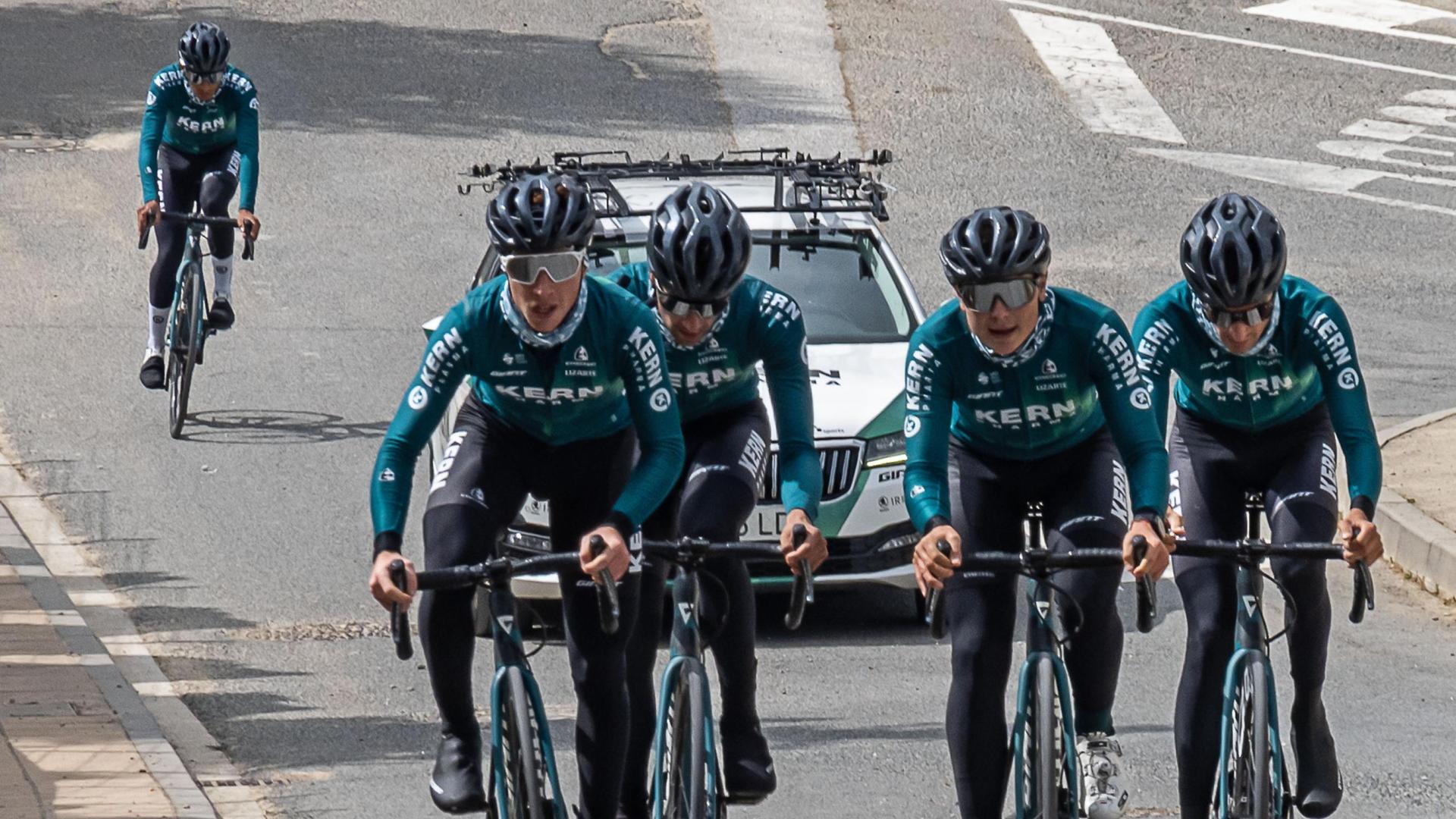 El equipo Kern Pharma en el tramo final del repecho de Ybarra.