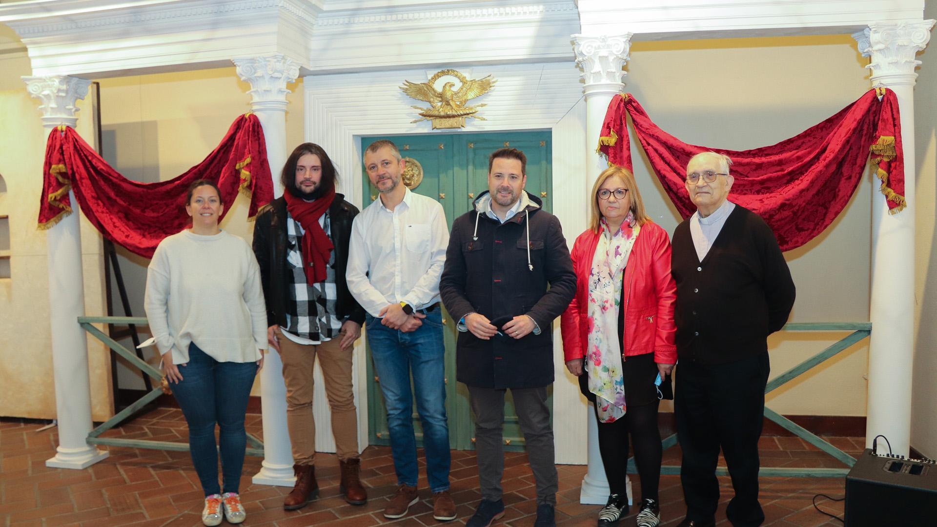 De izquierda a derecha: Irune García García (edil de Turismo), Eduardo López Esparza, Juanma Pérez Lizar, Alejandro Toquero Gil (alcalde de Tudela), Merche Pérez Lizar y Fernando Cristóbal (capellán de la Hermandad de la Pasión Viviente de Tudela), junto al nuevo decorado de la obra