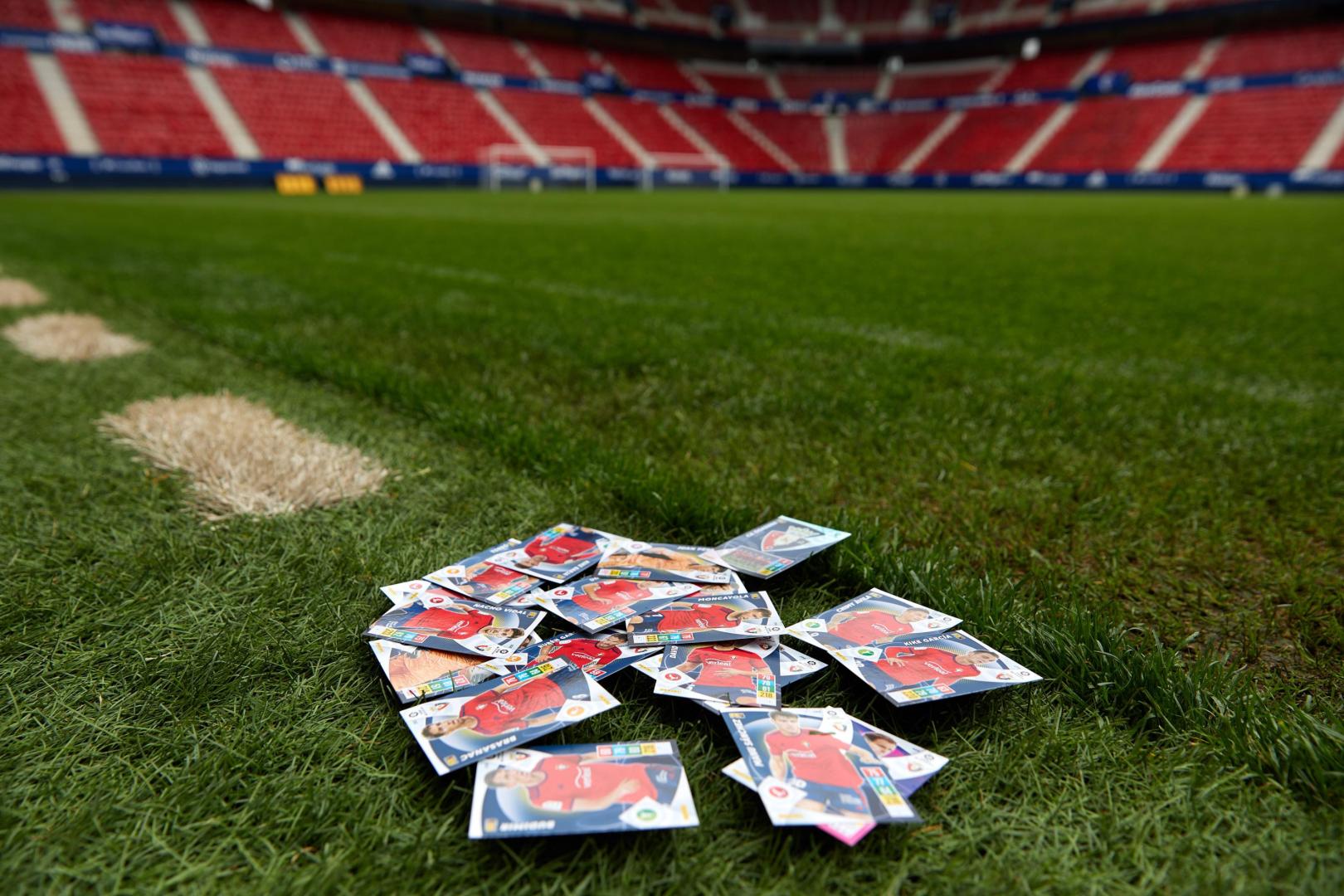 Un puñado de cromos de Osasuna en el césped del estadio rojillo