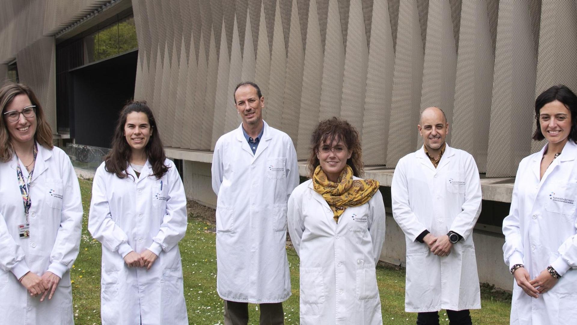 De izquierda a derecha: Josune Hualde Olascoaga, María Apellániz Ruiz, Ángel Alonso Sánchez, Beatriz Orduña Fernández, Jorge Marín Vidondo y Nerea Gorría Redondo, personal investigador de Navarrabiomed y del HUN