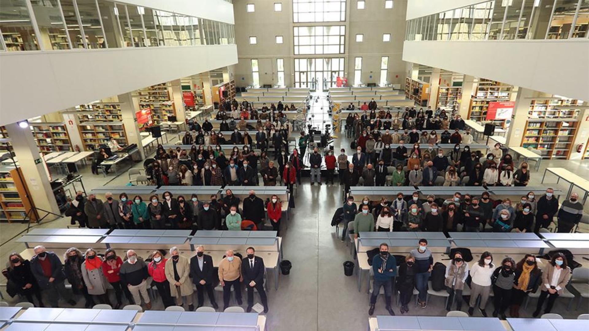 Foto de grupo de los asistentes al encuentro de antiguos alumnos y alumnas