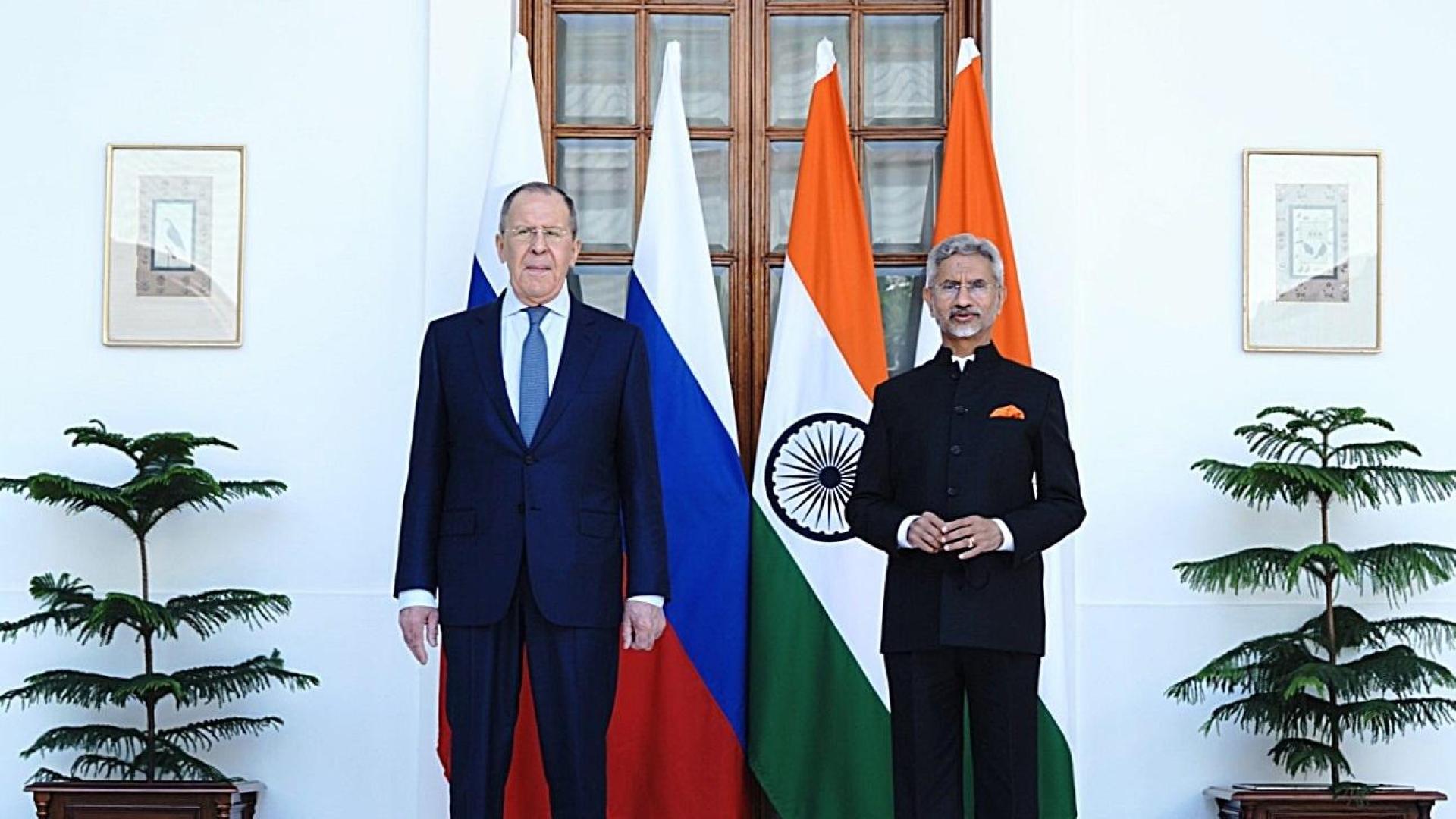 El ministro de Exteriores ruso, Sergey Lavrov, durante su reunión con su homólogo indio, Dr. S. Jaishankar, duranet su encuentro en Nueva Delhi