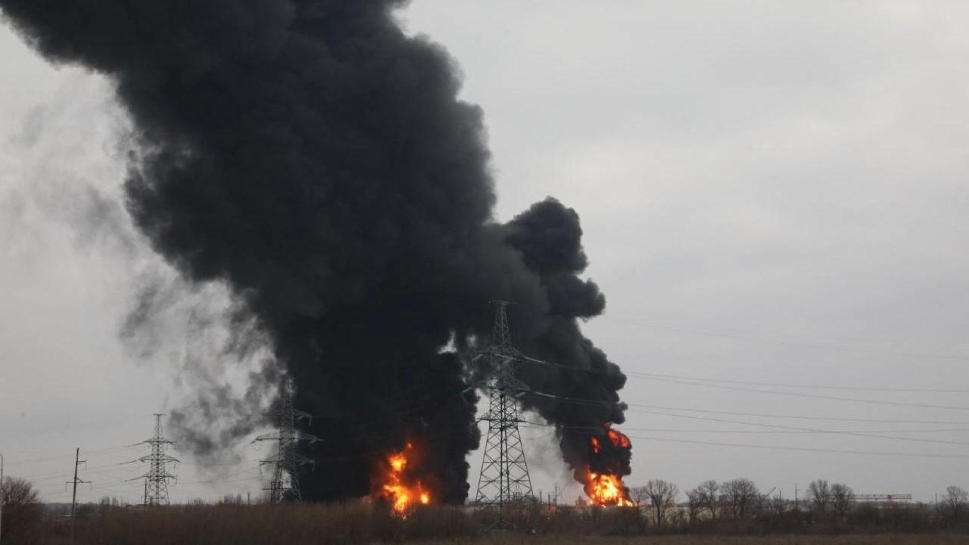 Vista de los depósitos de combustible ardiendo en la ciudad rusa de Belgorod