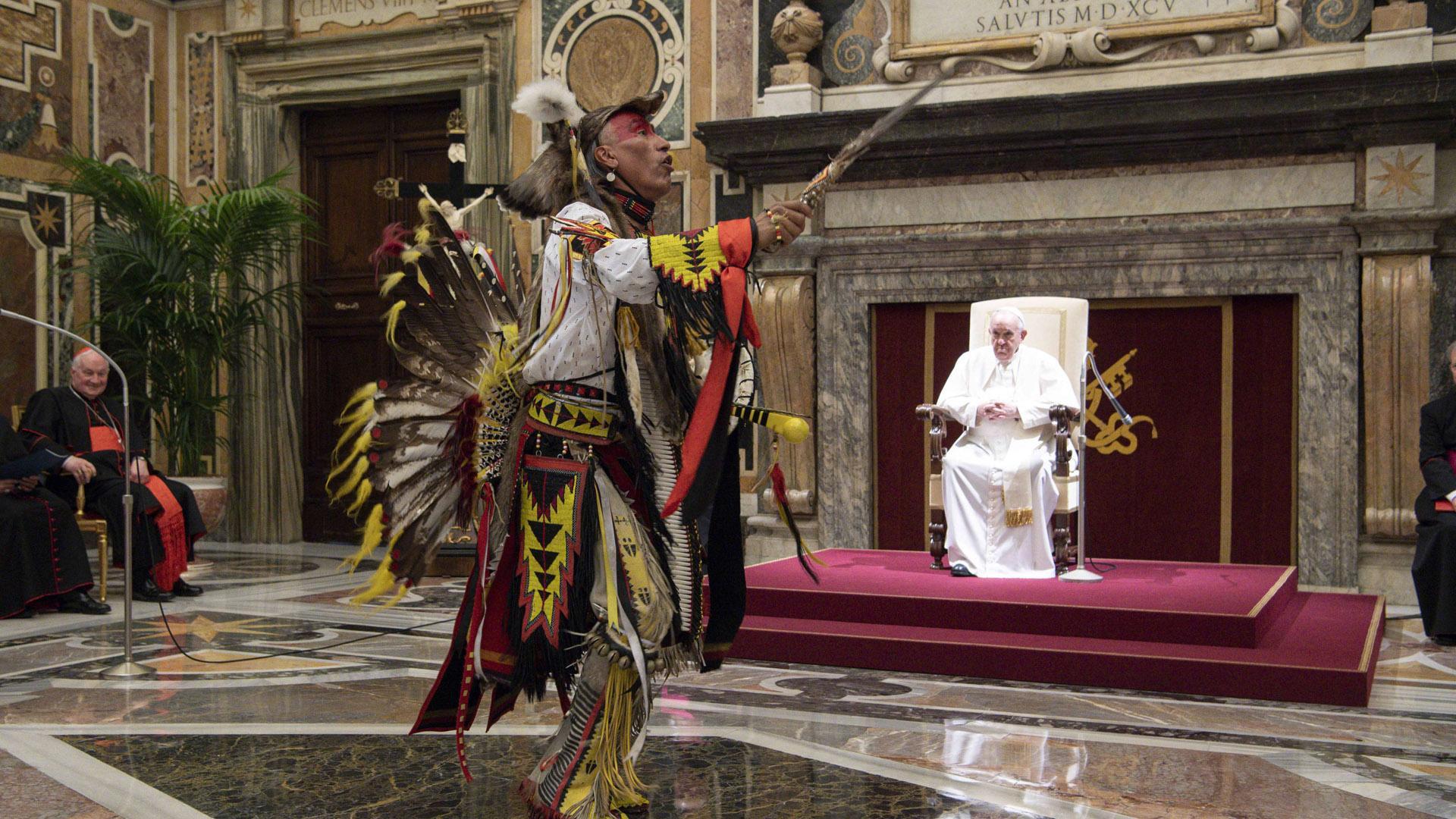El papa Francisco recibe a una delegación de indígenas canadienses en el Vaticano