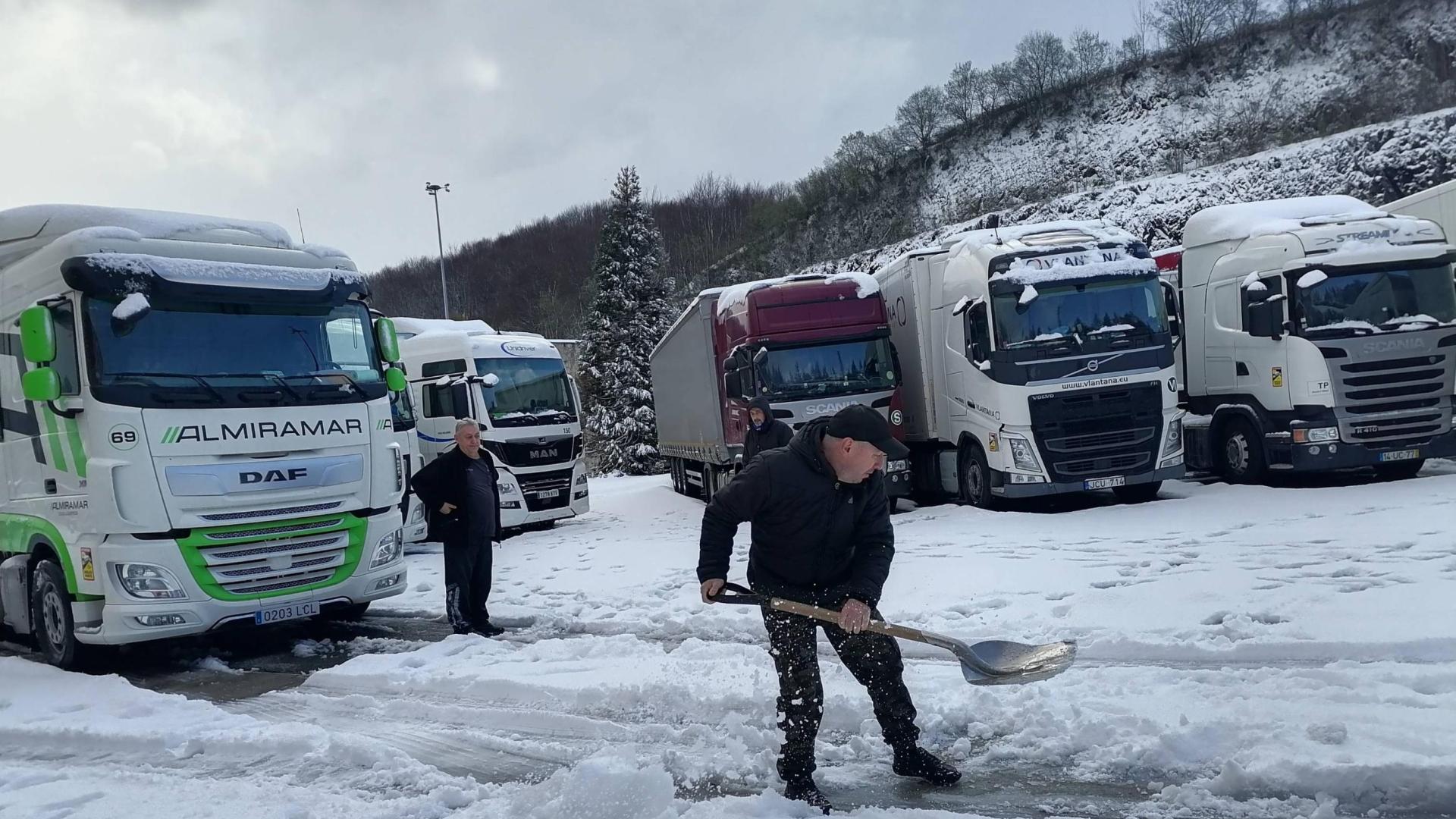 El camionero ruso Artur Kozirev, conductor para una empresa polaca, retira nieve con la pala, ayer, en el área de Pagozelai, en la A-15.