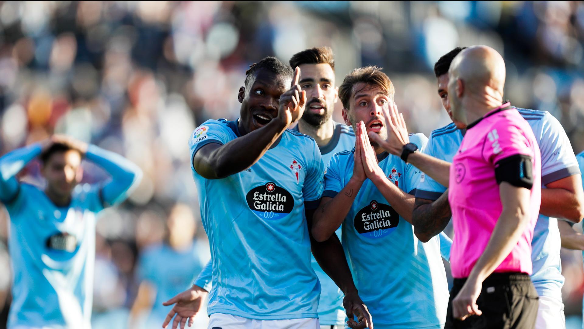 Los jugadores del Celta de Vigo protestan al árbitro uno de los tres penaltis que pitó a favor del Real Madrid