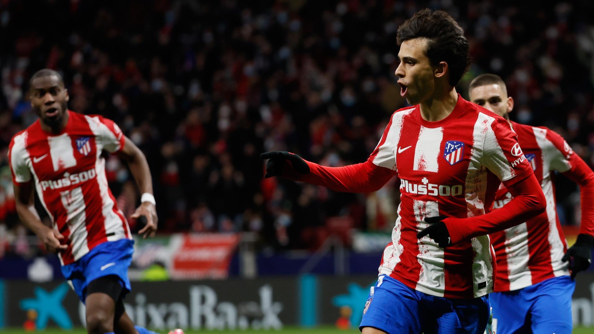 El delantero portugués del Atlético de Madrid Joao Félix celebra su segundo gol y tercero del equipo rojiblanco ante el Alavés