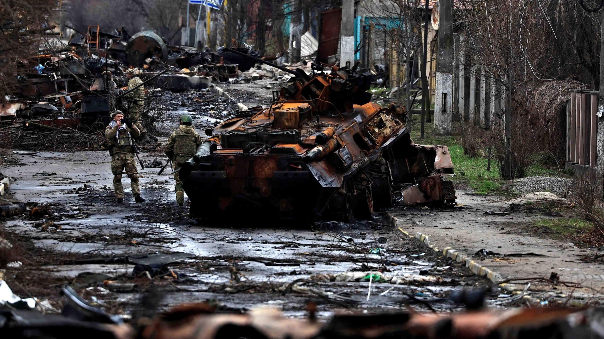 Un soldado se fotografía junto a un tanque ruso destruido