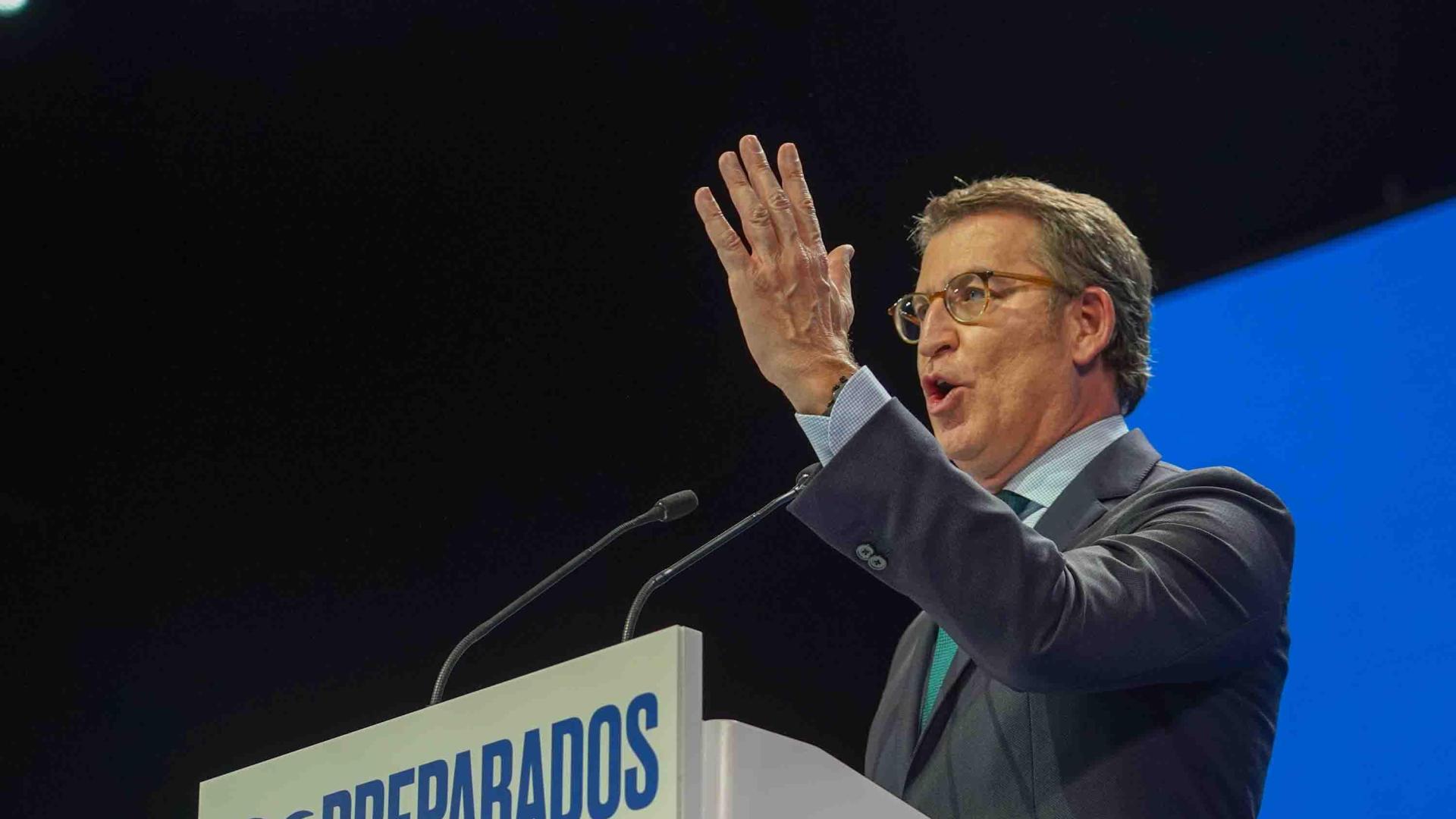 El presidente del partido del PP,  Alberto Núñez Feijóo, durante su intervención en el segundo y último día del congreso del PP