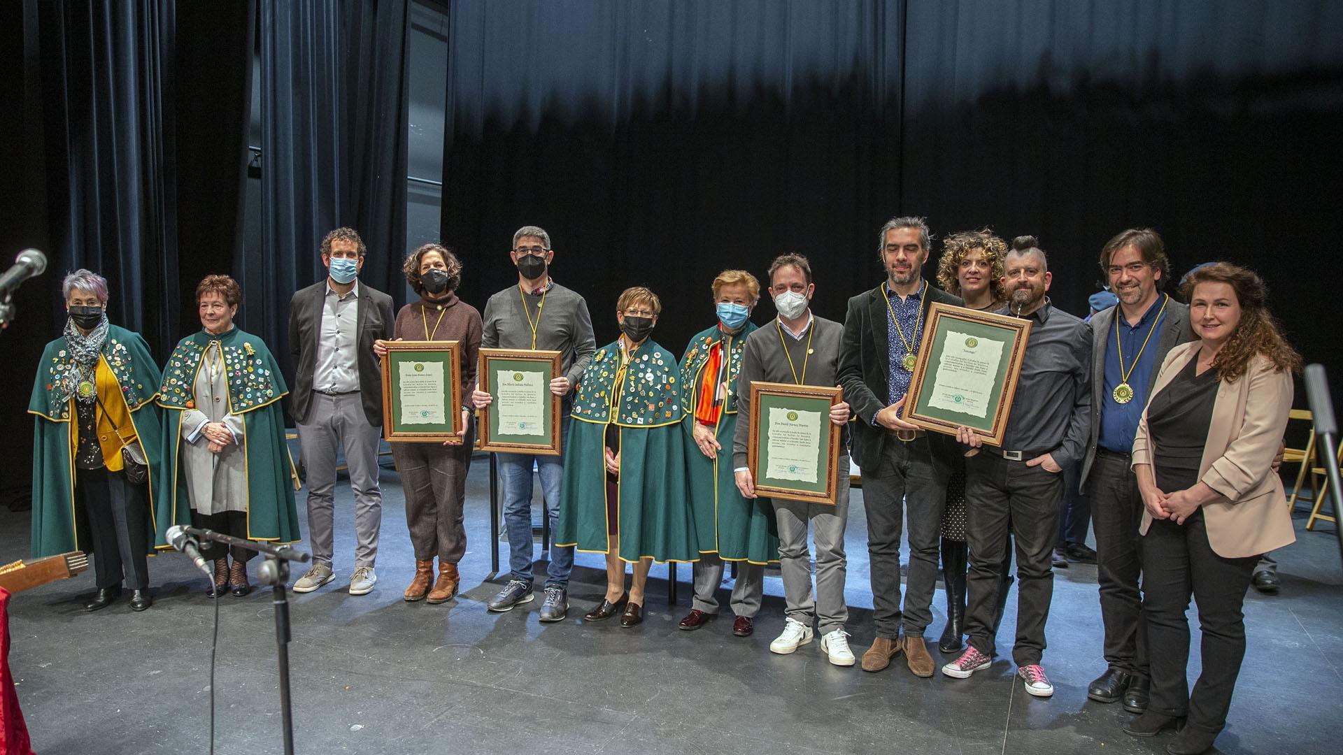 Los nuevos cofrades de honor posan con su diploma de reconocimiento. De izquierda a derecha: Itziar Gómez, Alberto Undiano Mallenco, David Yárnoz y el grupo Zorogno