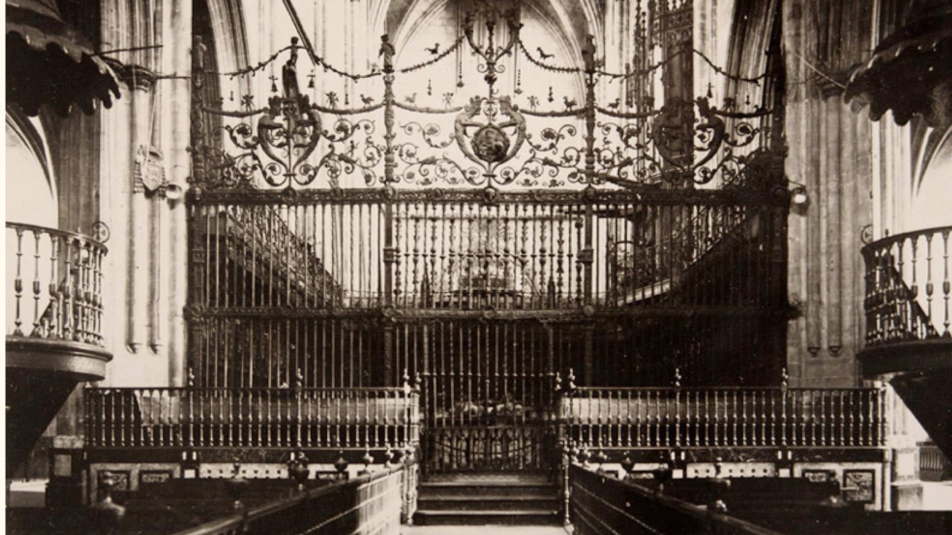 Vista de la vía sacra, la reja del coro y la caponera desde el presbiterio antes de la intervención de 1940