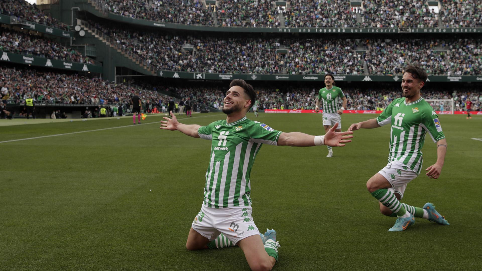 Álex Moreno celebra el cuarto gol del Betis