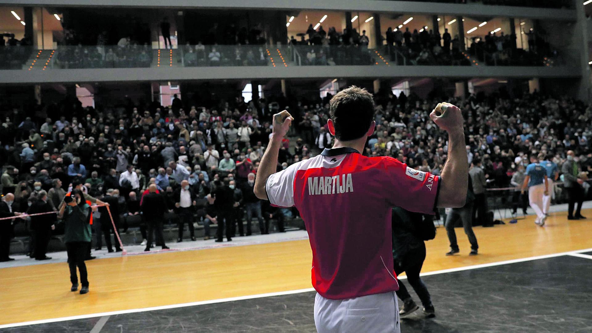 Julen Martija pone rumbo a los vestuarios después de conseguir su segundo campeonato de Parejas en el frontón Bizkaia