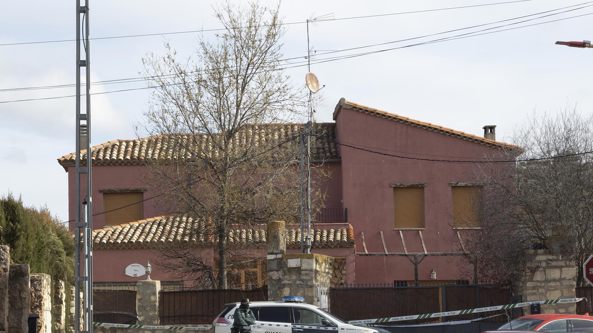 Vehículo de la Guardia Civil en Nohales (Cuenca) donde un varón de 43 años ha sido detenido como autor de la muerte de una mujer de 47 años