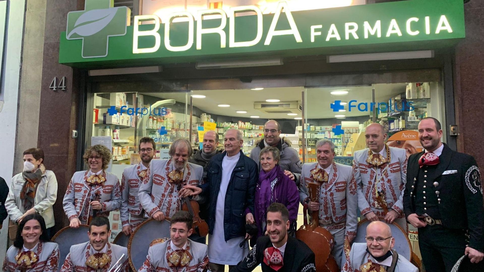 Javier Sanjuán, en el centro, con su familia y Los Tenampas, en la fiesta de despedida por su jubilación