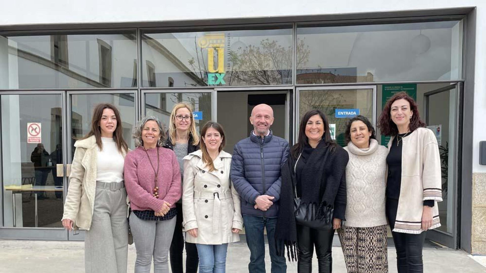 Eva Lus (cuarta por la izquierda), junto a la Junta Directiva de la ARU
