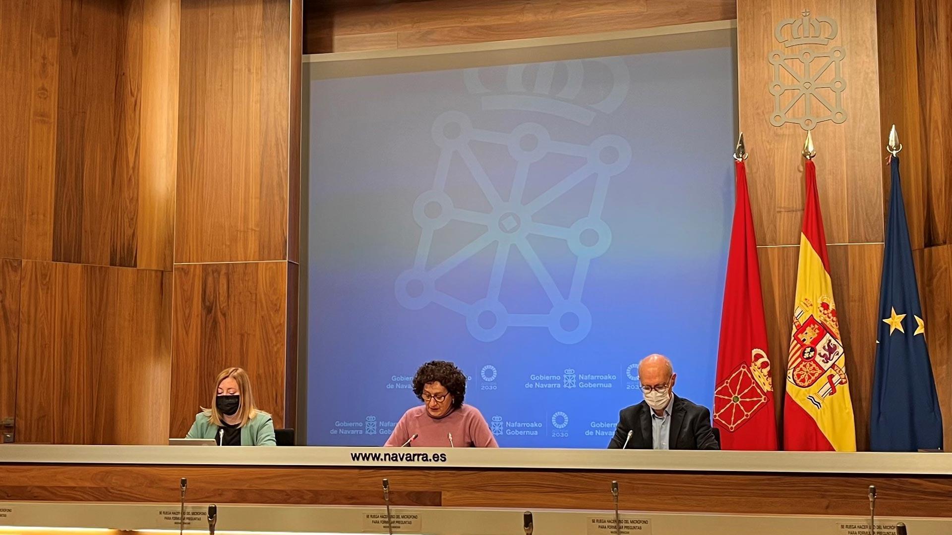 la directora gerente del Servicio Navarro de Empleo-Nafar Lansare (SNE-NL), Miriam Martón acompañada por la consejera Mª Carmen Maeztu, y el director general de Cooperación, Andrés Carbonero