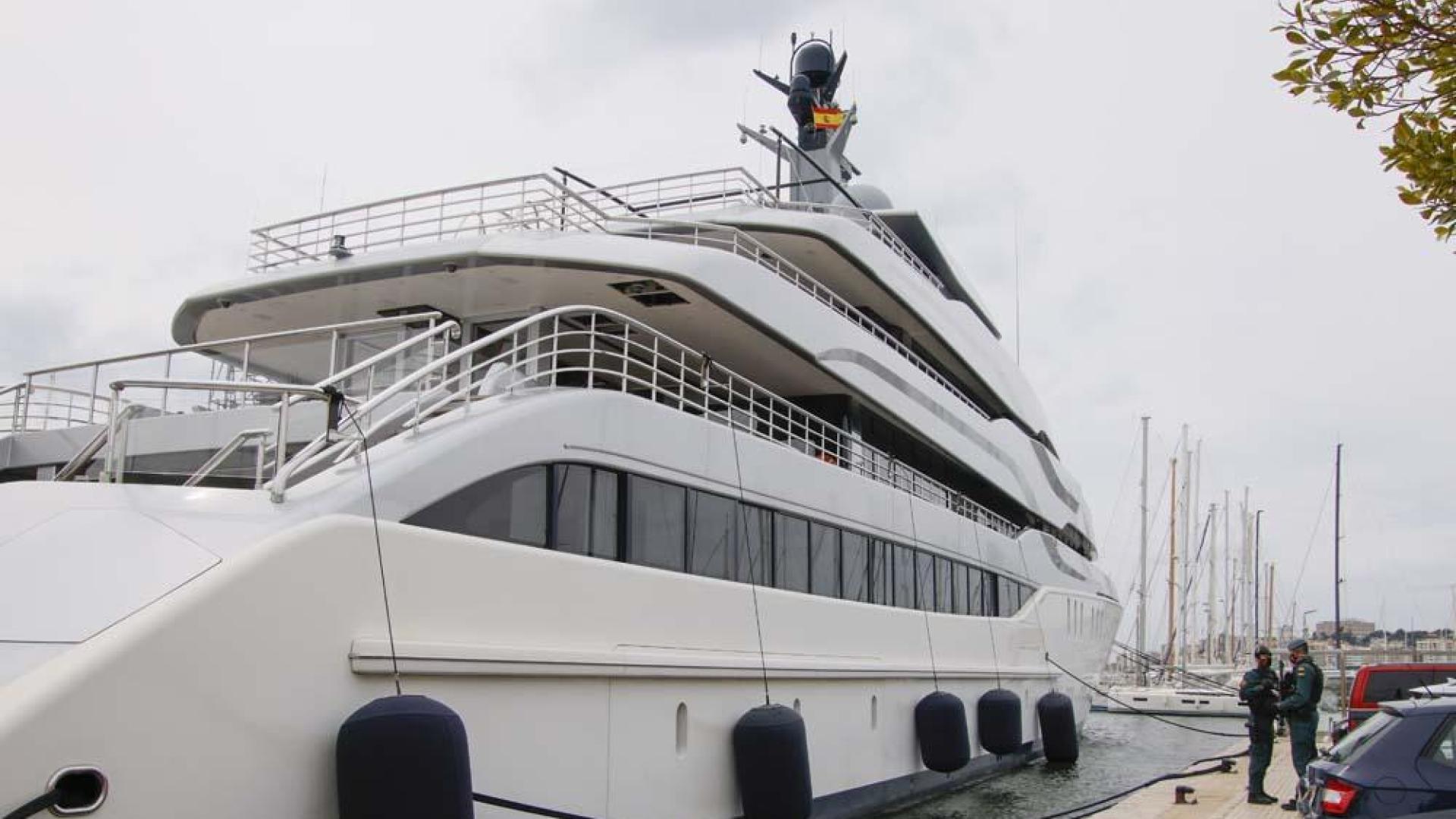 Miembros de la Guardia Civil realizan un registro este lunes en el yate 'Tango', que pertenece a un oligarca ruso anclado en el Club Náutico de Palma de Mallorca