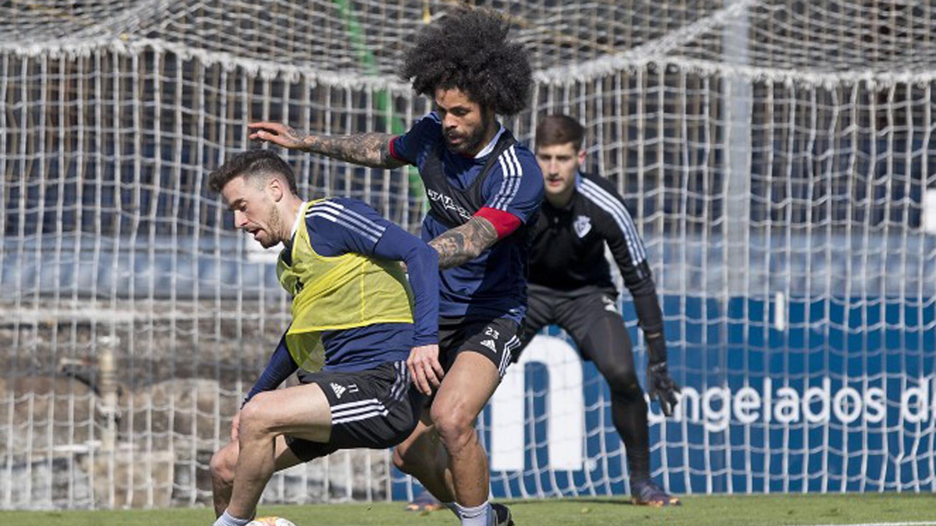 Kike Barja durante el entrenamiento en Tajonar junto a Aridane