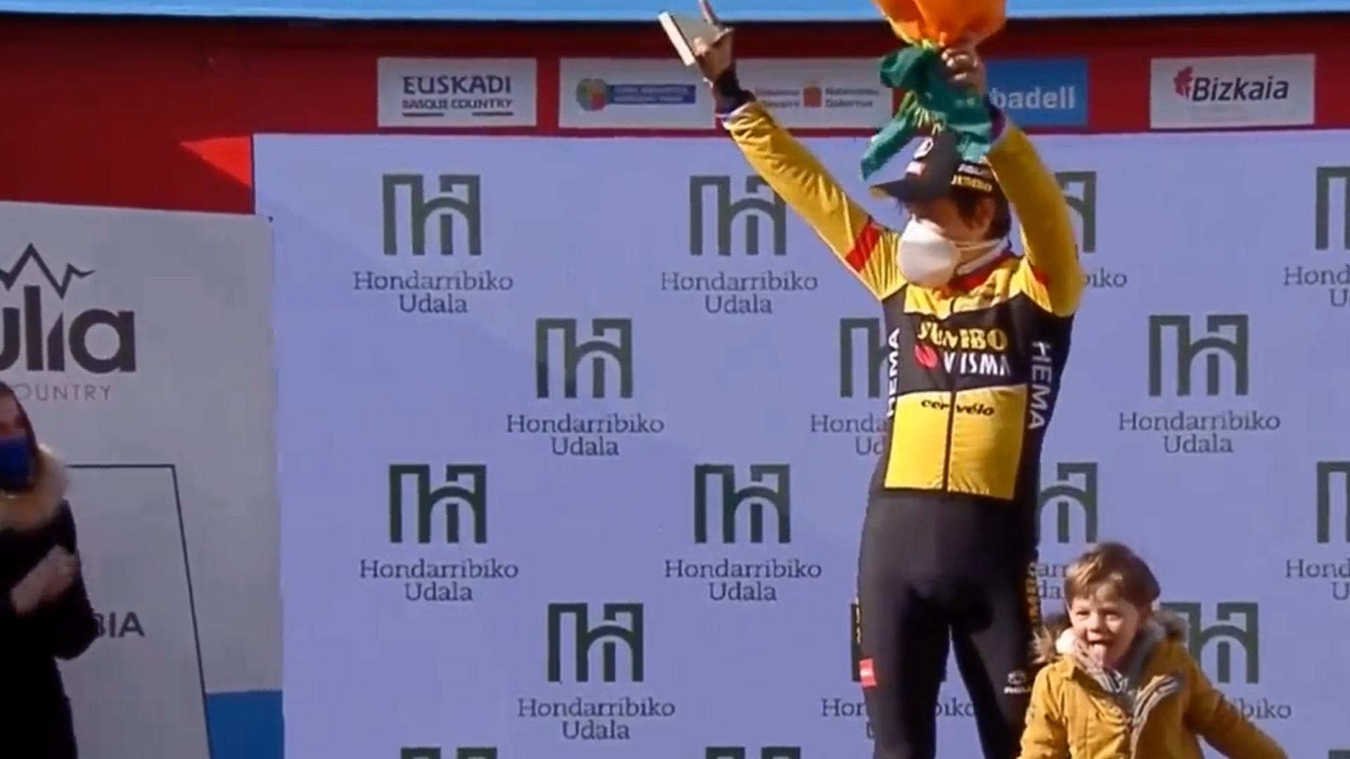 Primoz Roglic celebra su triunfo en la primera etapa de la Vuelta al País Vasco, mientras su hijo bromea con el público