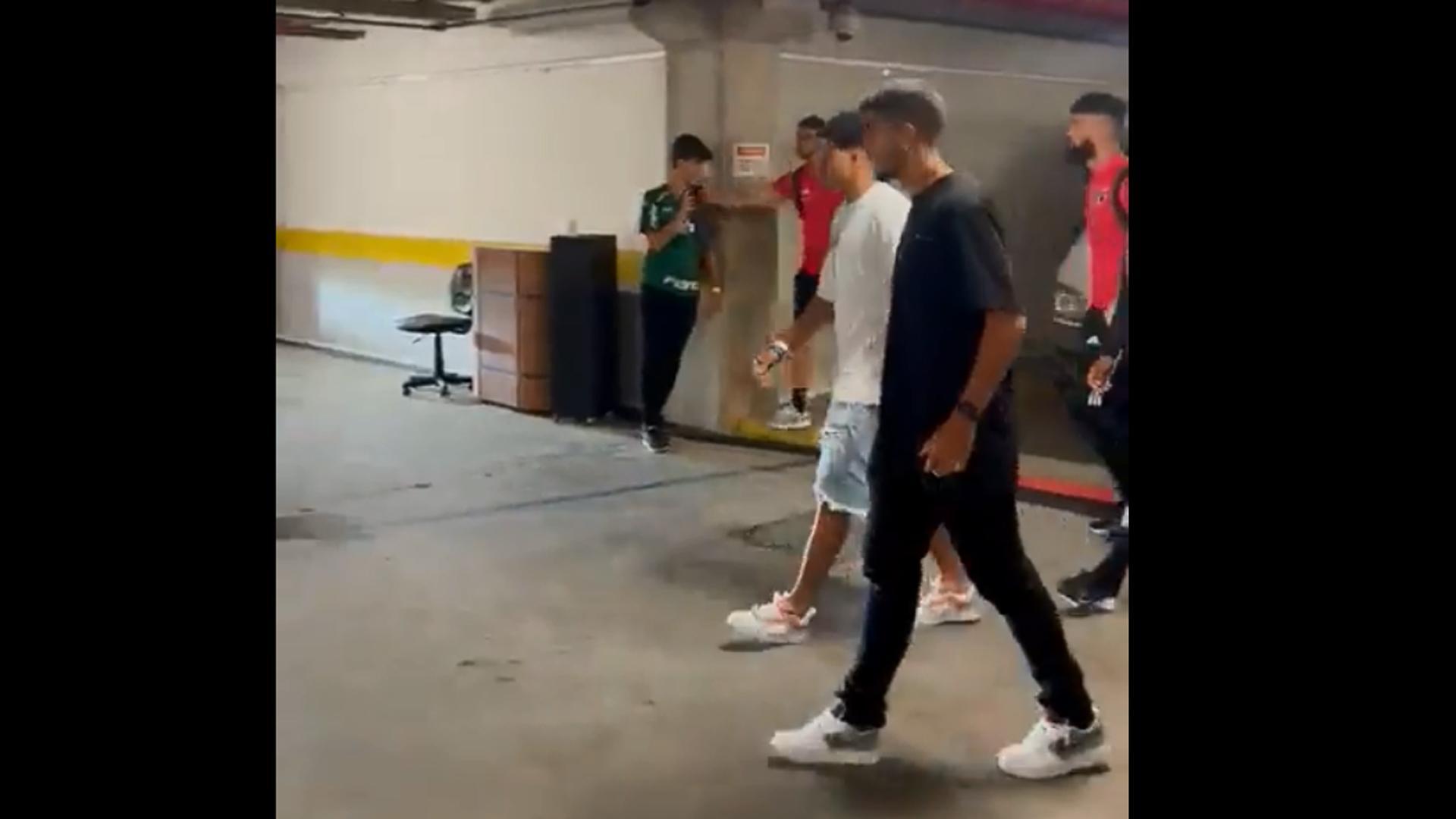 Momento en el que Jonathan Calleri golpea el móvil del aficionado