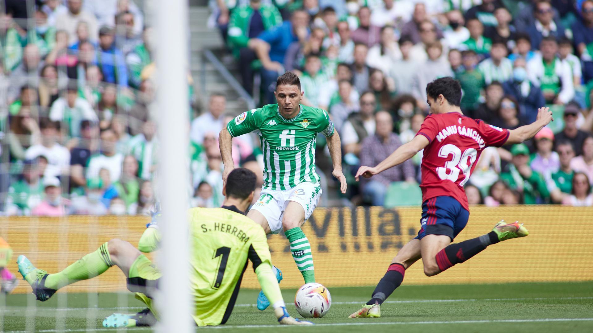 Manu Sánchez trata de despejar el balón ante la presencia de Joaquín. Sergio Herrera sigue la jugada desde el suelo