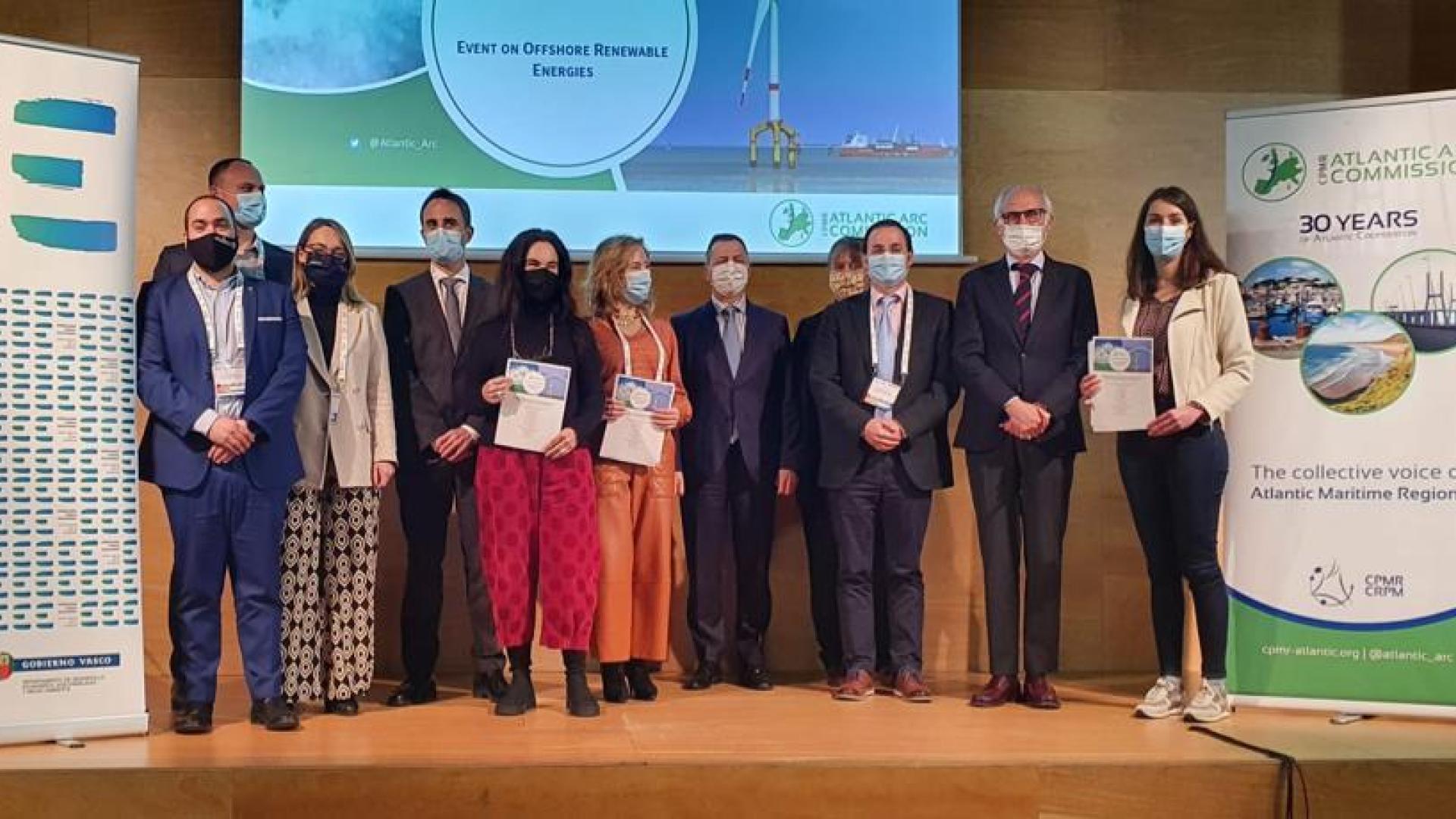 Representantes del Gobierno de Navarra, de Enercluster y del Gobierno Vasco en la feria Wind Europe 2022.