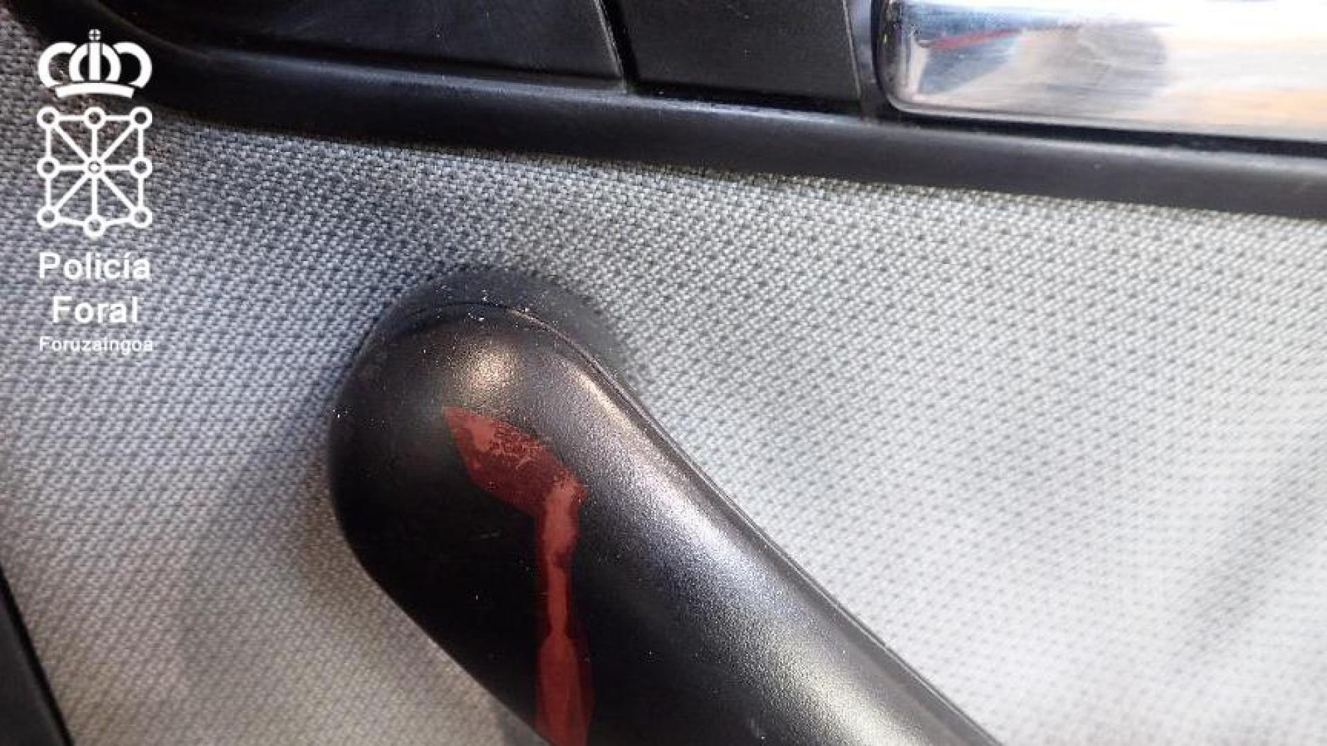 Restos de sangre en el interior del coche