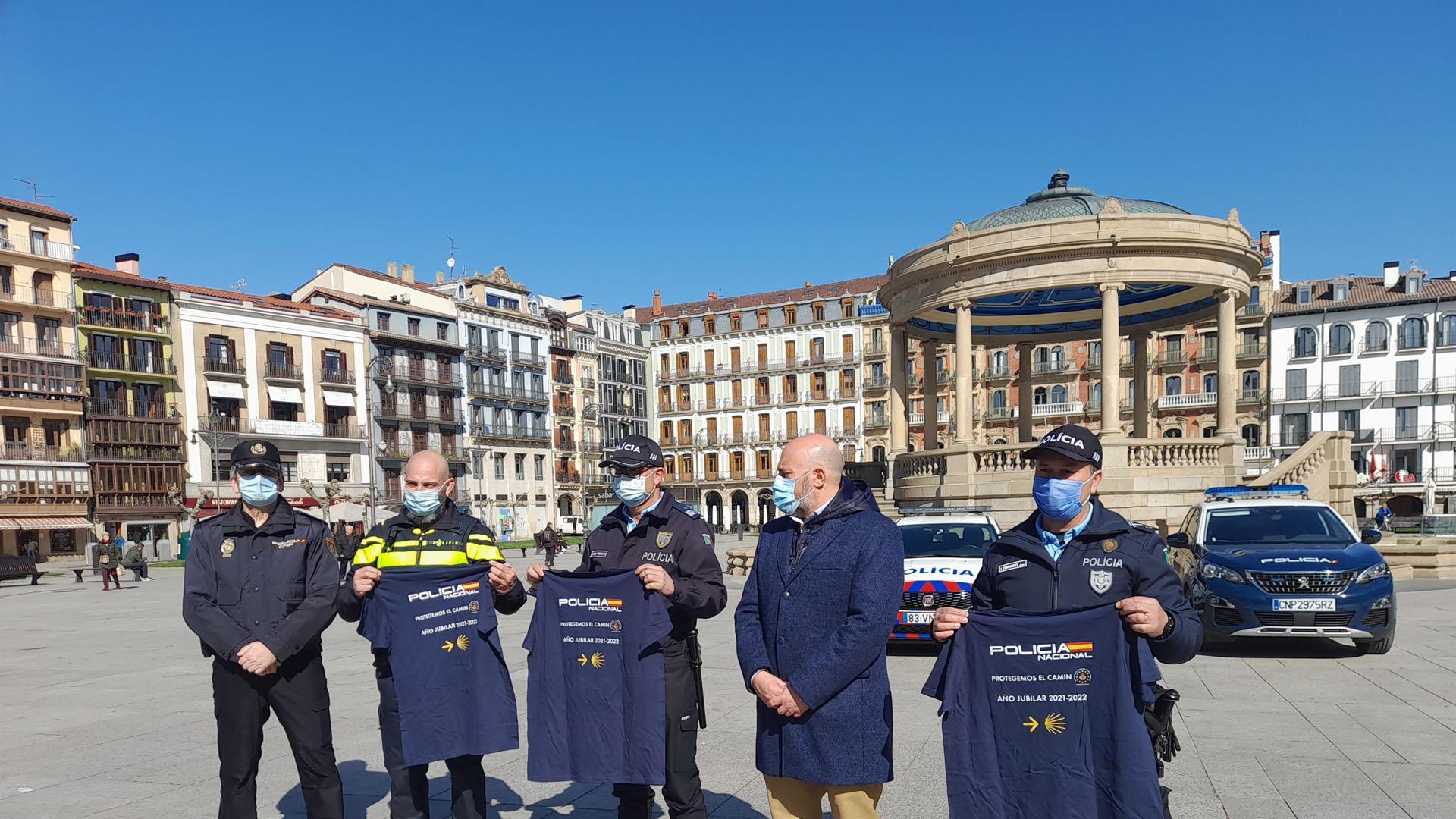 Los agentes de Portugal y Países Bajos, junto con el delegado del Gobierno en Navarra, José Luis Arasti, y el jefe regional de Operaciones de la Jefatura Superior de Policía, Carlos Moreno