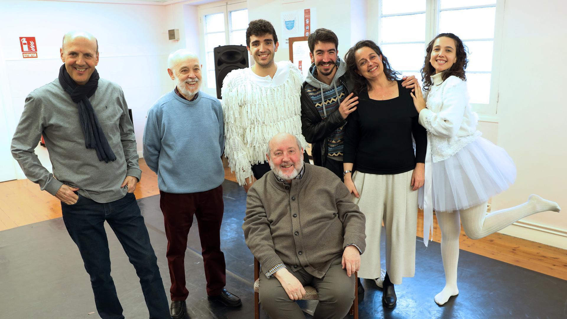 Desde la izquierda: Jose Mari Asín, Alfonso Ortiz (director de la Coral Oberena), Adrián González, Javier Urtasun, Iosune Iglesias y Karen Errea, en la sala de ensayos del Teatro Gayarre. Sentado, Ignacio Aranguren