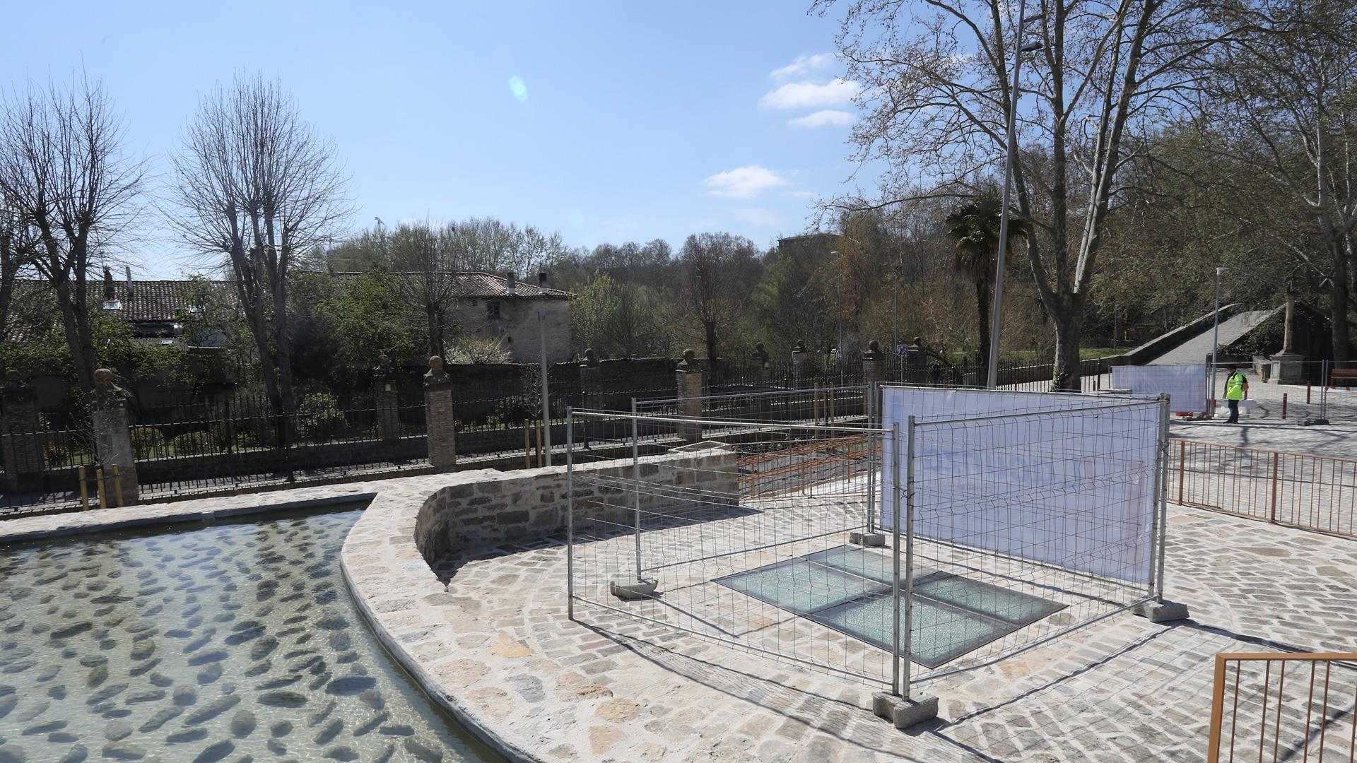 A la izquierda, el antiguo aljibe en el que se depositaba del agua del pozo que, ahora, se ha recubierto con un cristal en la cubierta