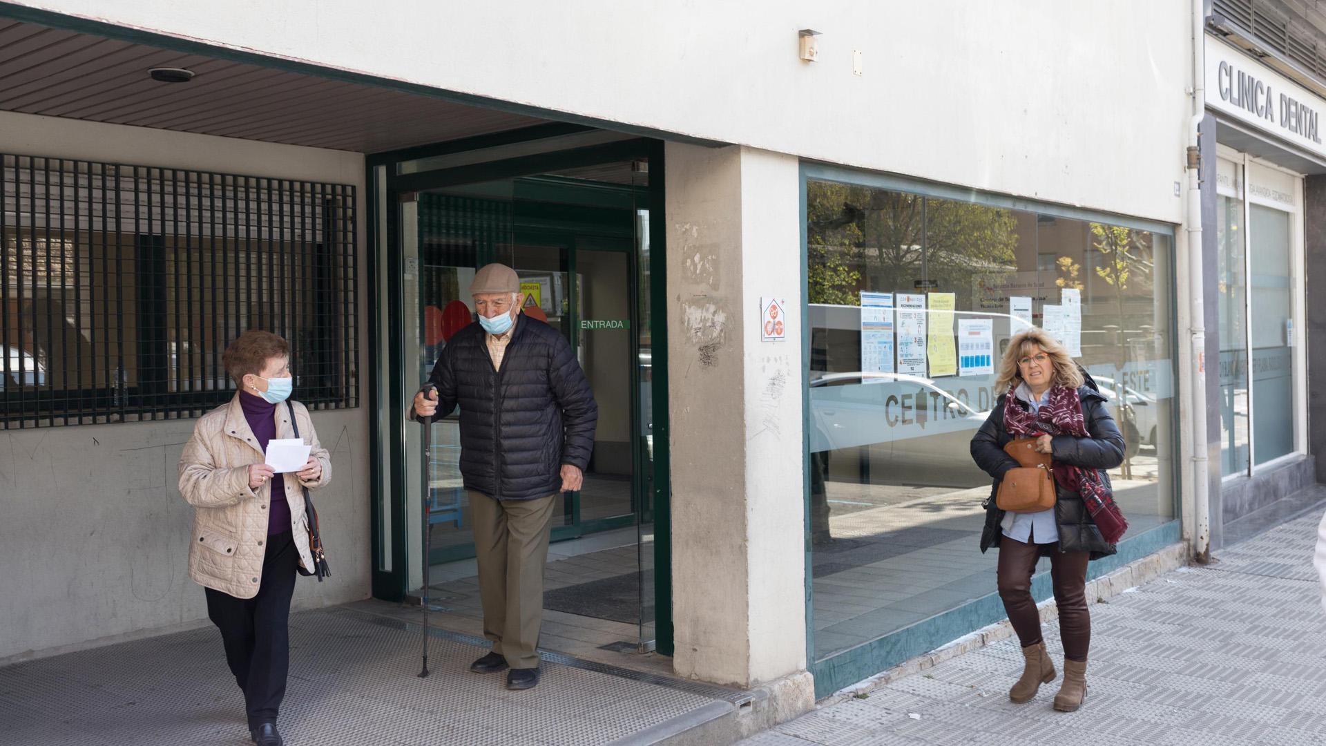 Un hombre y una mujer salen del centro de salud Santa Ana de Tudela