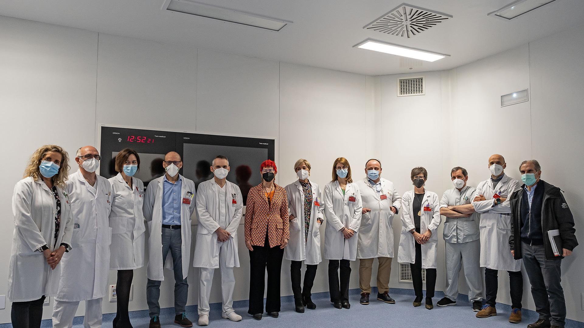Responsables médicos de la nueva unidad junto con los representantes institucionales en el nuevo quirófano que falta aún por equipar