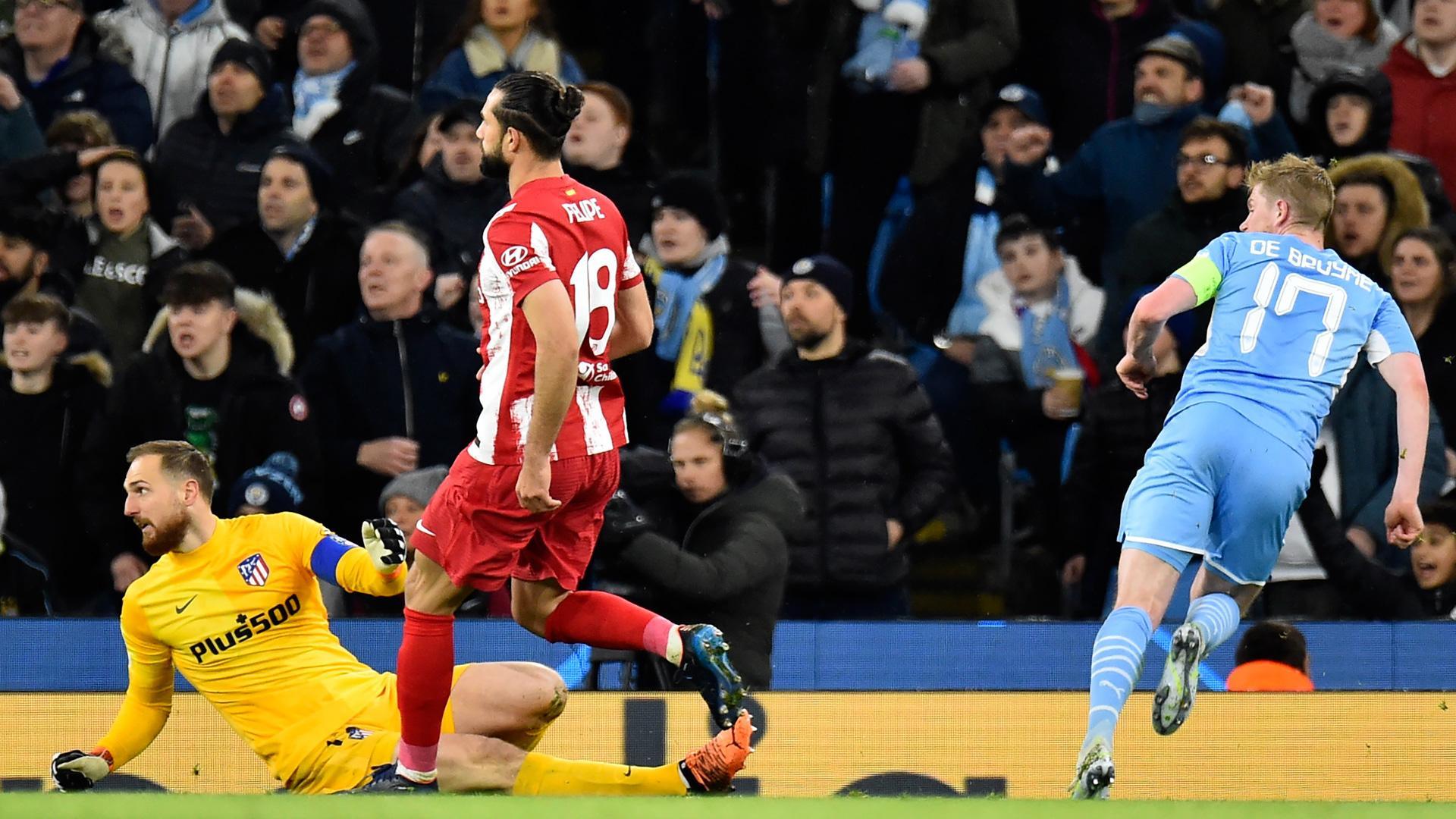 Kevin De Bruyne marca el gol del Manchester City ante la mirada de Jan Oblak, portero del Atlético de Madrid