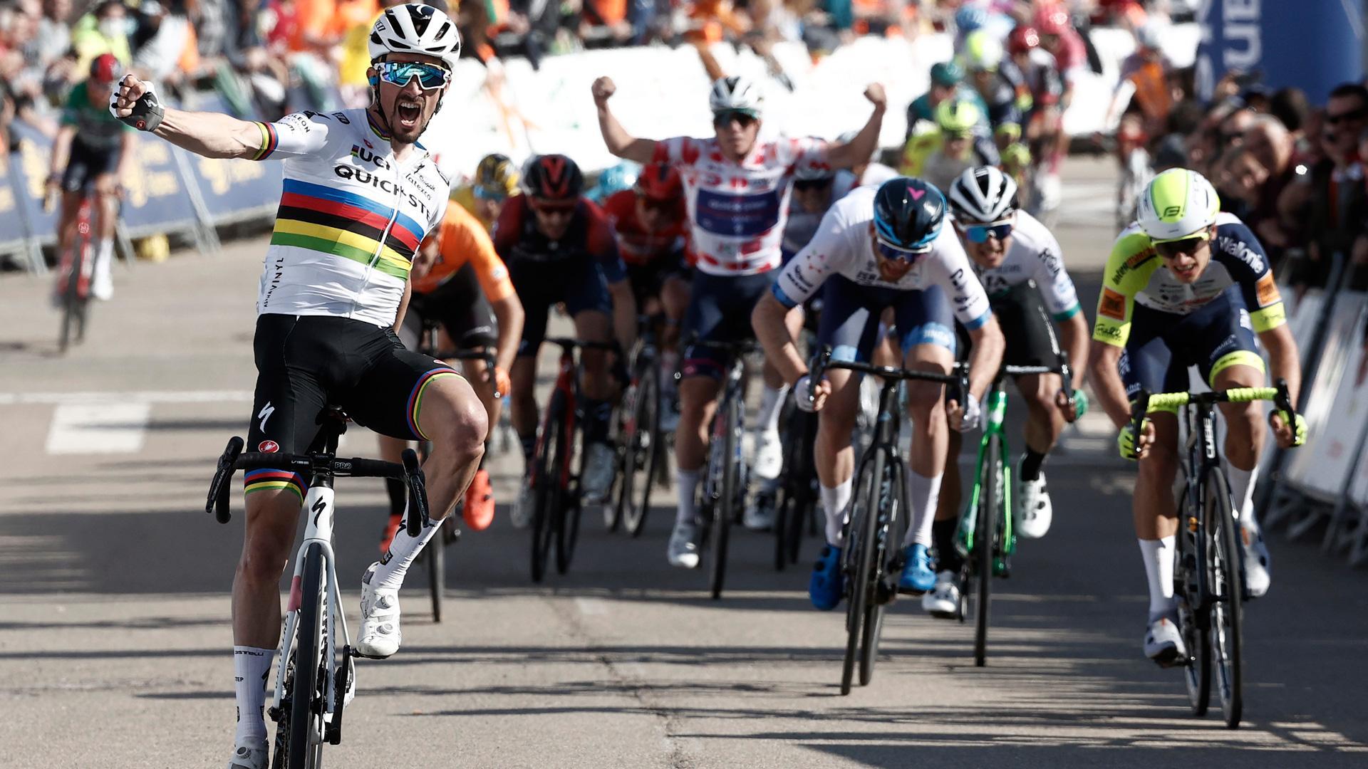 El francés Julian Alaphilippe vence al sprint en la segunda etapa de la 61ª Vuelta al País Vasco, la Itzulia 2022, entre Leitza y Viana