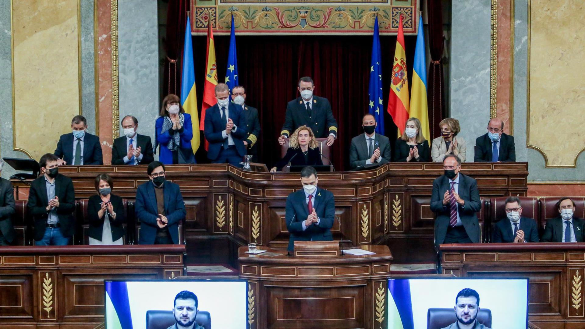 El presidente de Ucrania, Volodimir Zelenski, ha conectado por videoconferencia con el Congreso y se ha dirigido a los diputados y senadores españoles en otro de sus encuentros telemáticos con Parlamentos occidentales para denunciar la invasión rusa.