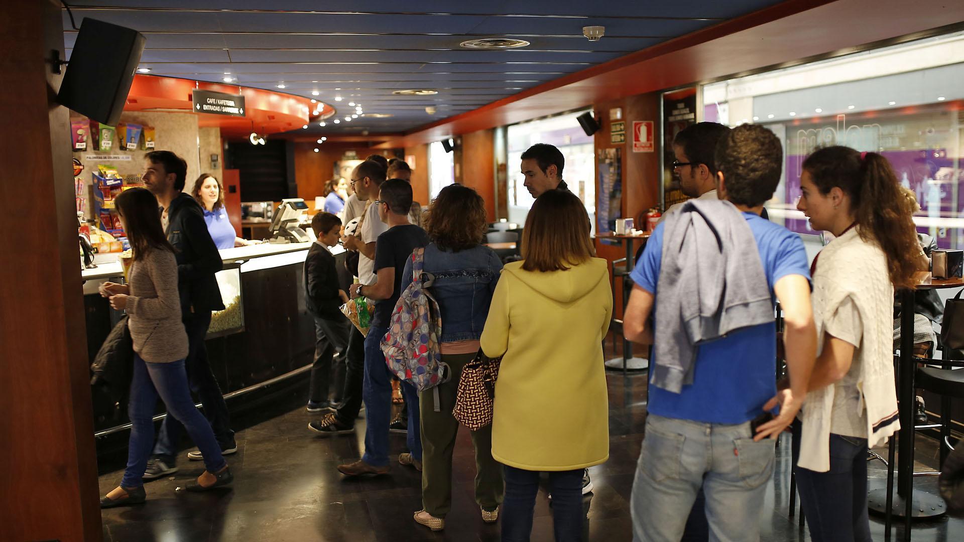 Colas con motivo de la Fiesta del Cine en los cines Golem de Pamplona en 2017