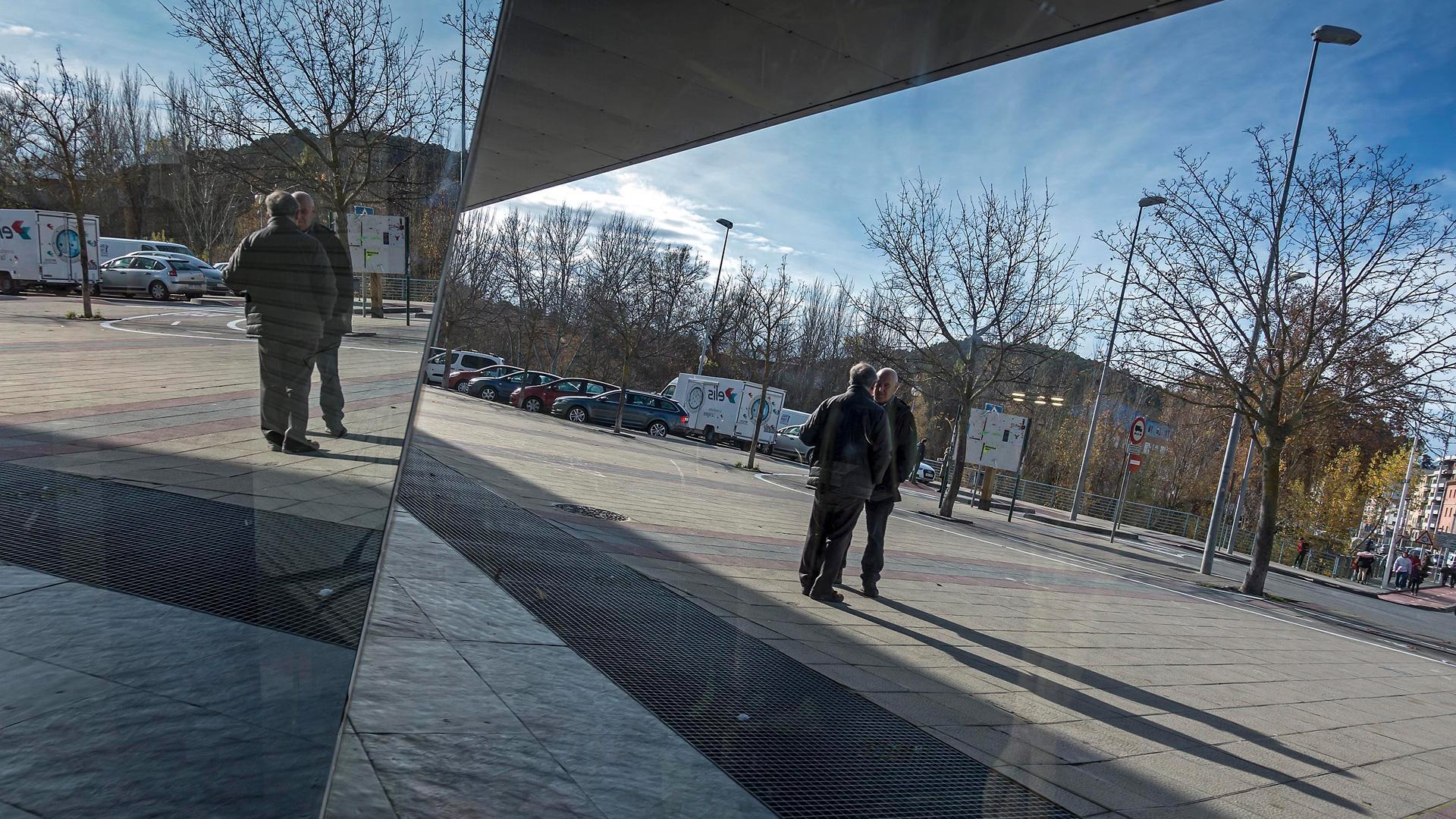 Personas mayores conversan en una calle de Estella, junto al polideportivo de la ciudad