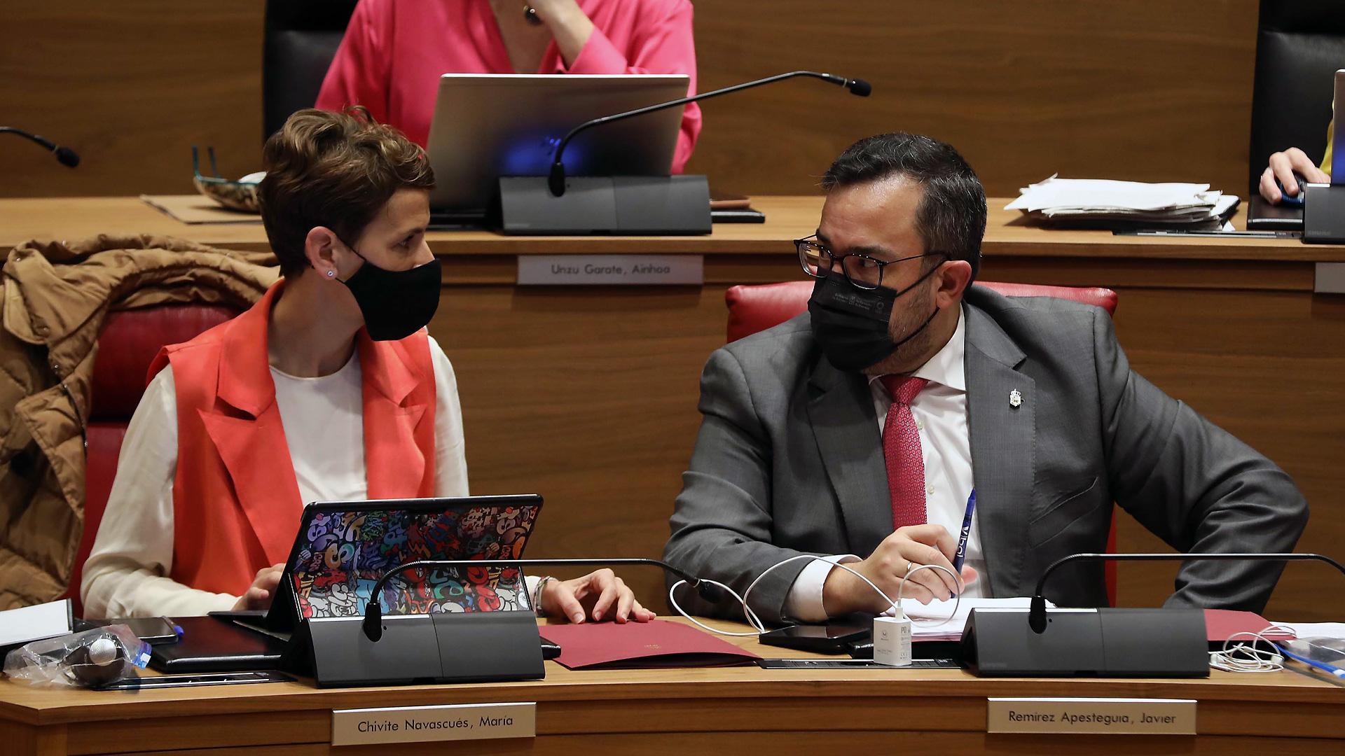 María Chivite y Javier Remírez, en el pleno del Parlamento de Navarra de este jueves