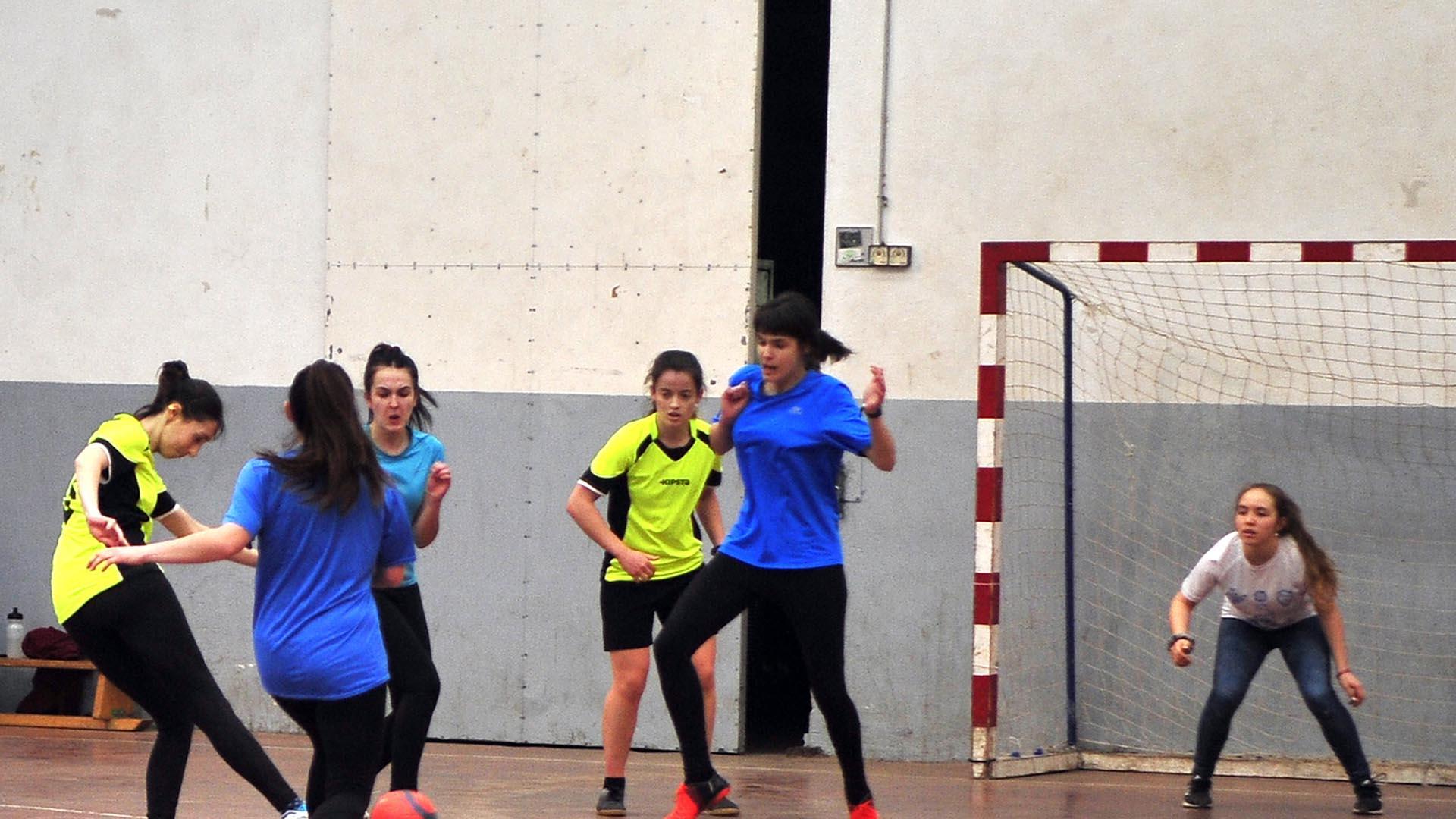 Una jugadora del equipo Suhar de Espinal dispara a puerta en un partido frente al Urkulu de Orbaizeta