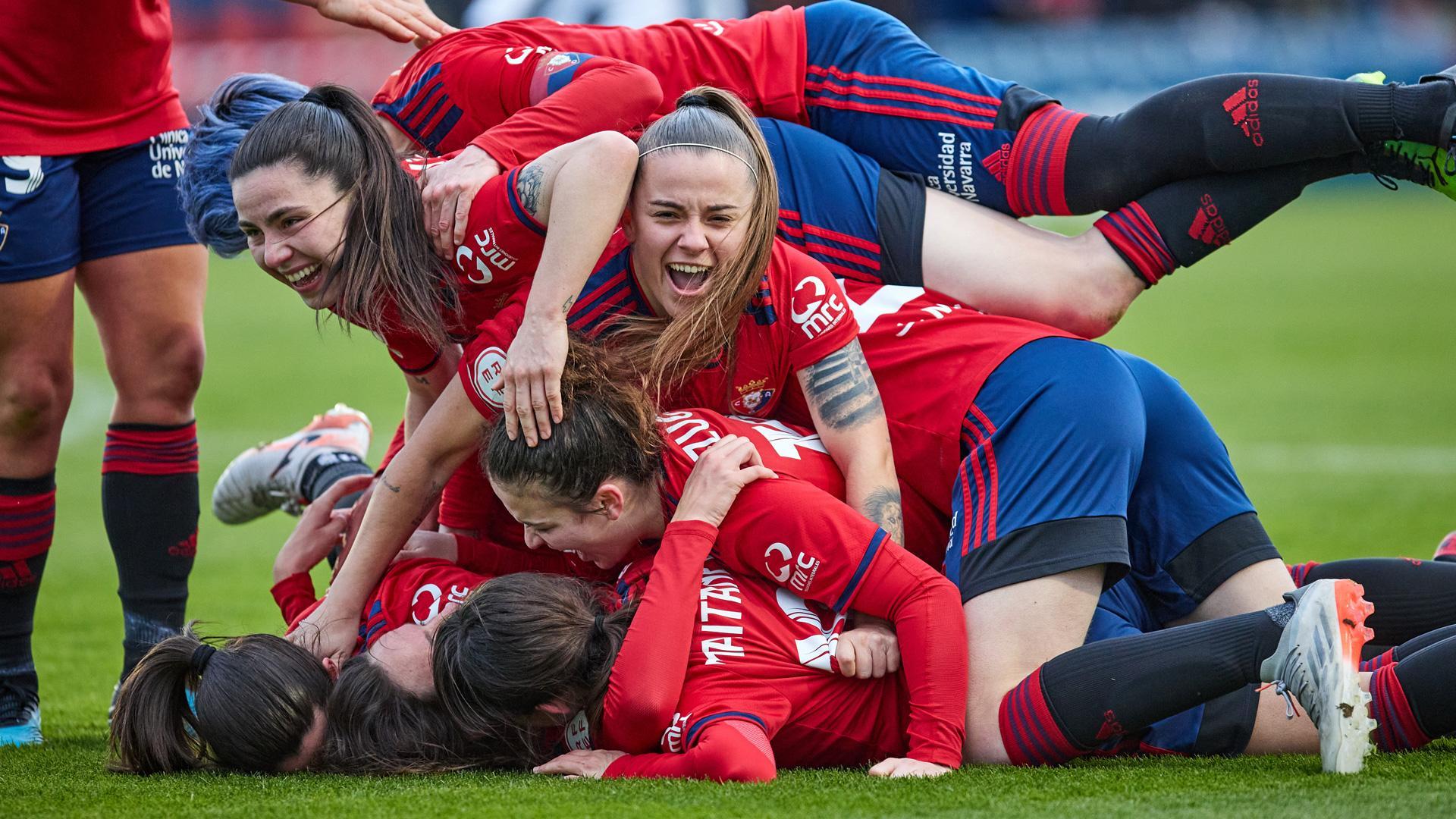 Piña de Osasuna, con Josune, Aitana, María Blanco y Patri Zugasti en el centro, celebrando el gol de Mar Torras al DUX Logroño.