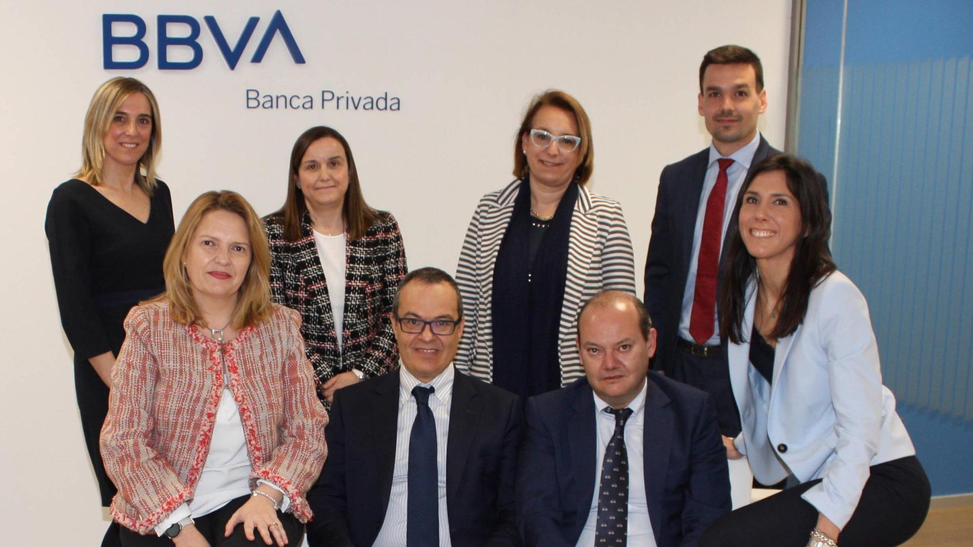 De pie, de izquierda a derecha: Nagore Acero, Directora de Centro de Banca de Clientes, Maite Madoz (banquera privada), Maria Elena Navarro (asesora de Patrimonios), Javier San Ildefonso (gestor de Banca Privada).
Sentados, de izquierda a derecha: Blanca Azon (Directora de Banca Privada), Francisco Burriel (banquero privado), Bernardo de Castro (gestor de Banca Privada) y Blanca Lizaur (banquera privada).